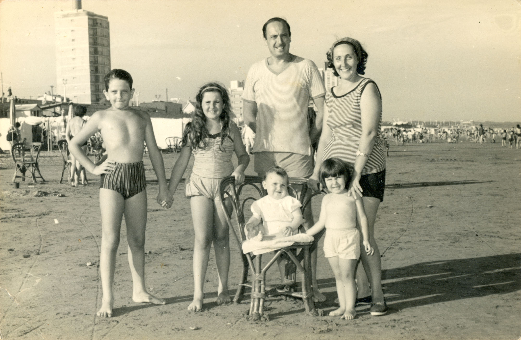 Une famille sur une plage.