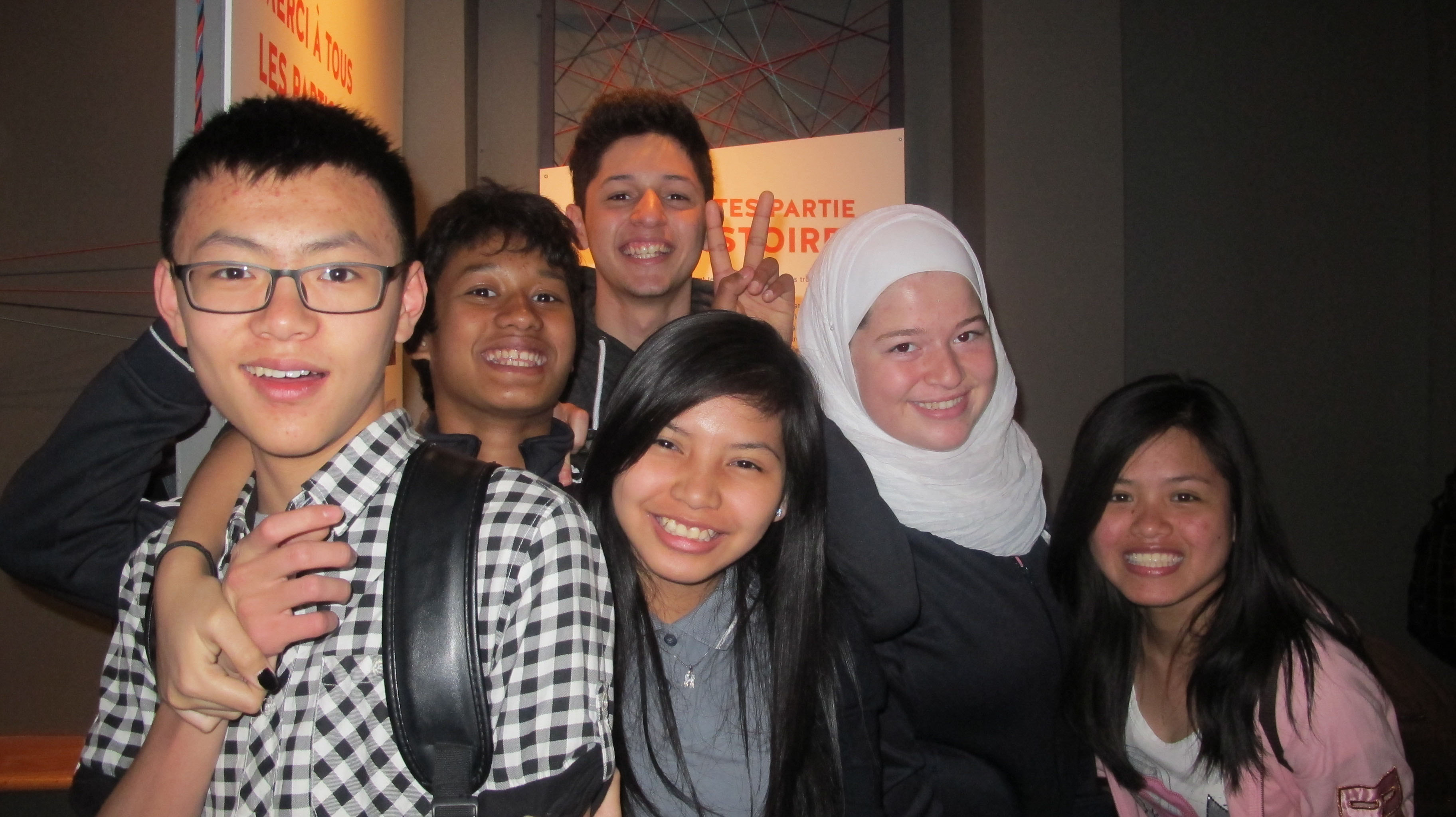 Six élèves de niveau secondaire en visite au Centre d’histoire de Montréal