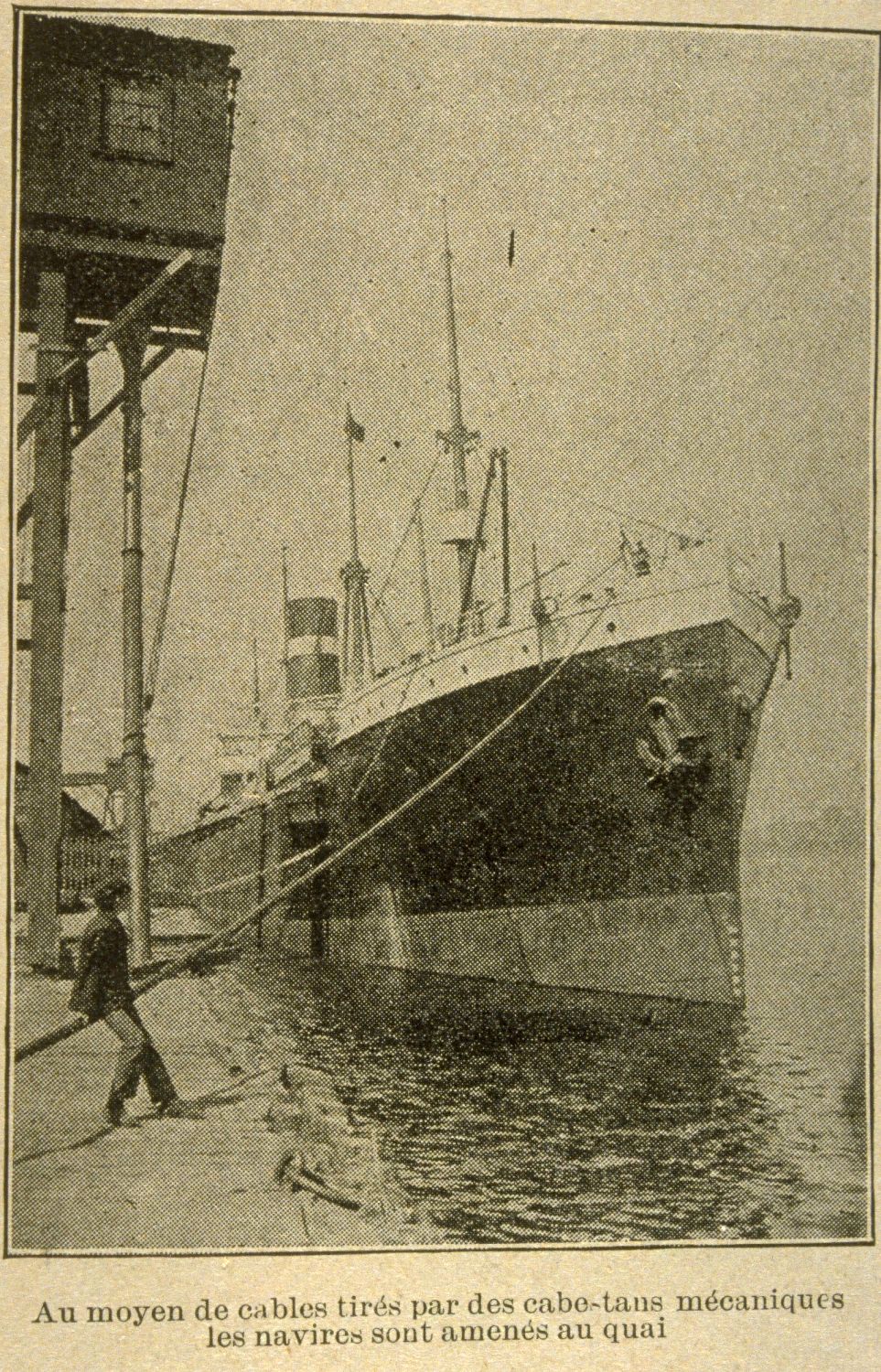Photographie d'un employé débardeur tirant un bateau vers le quai du port.