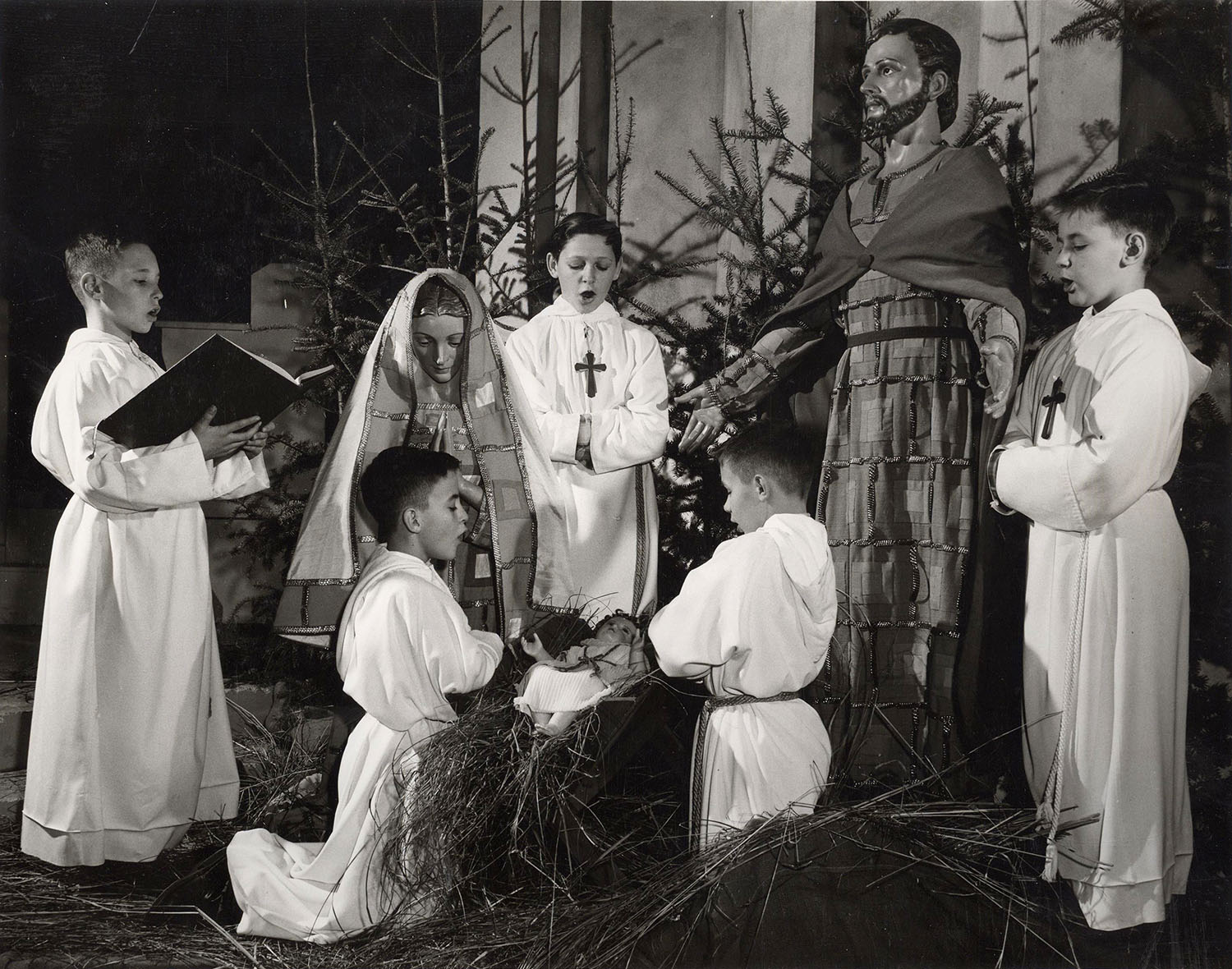 Cinq Petits Chanteurs du Mont-Royal chantent dans une crèche à l’intérieur de l’Oratoire Saint-Joseph, 1957. 