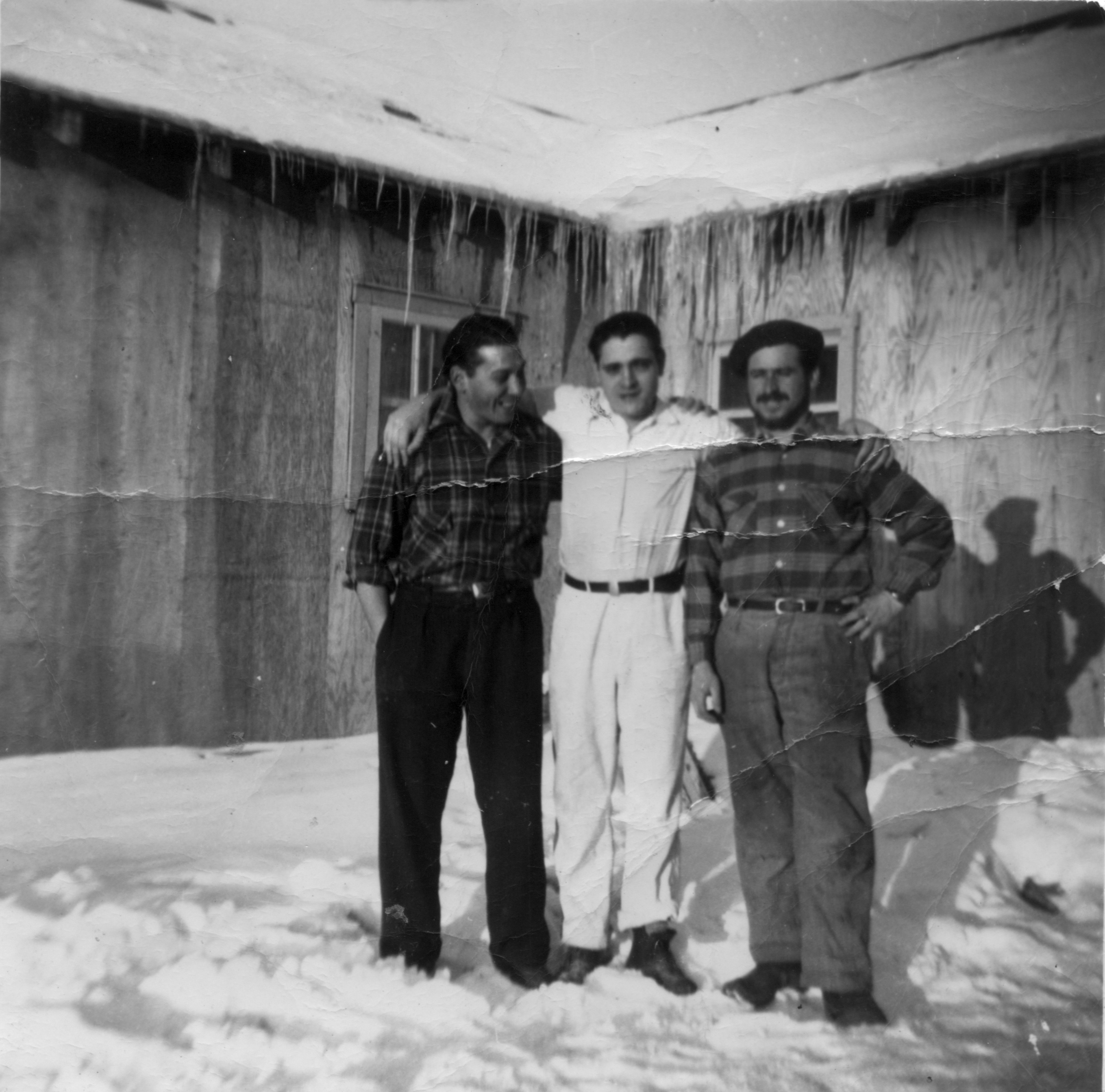 Trois amis portugais dans un camp forestier à l’hiver 1953. 