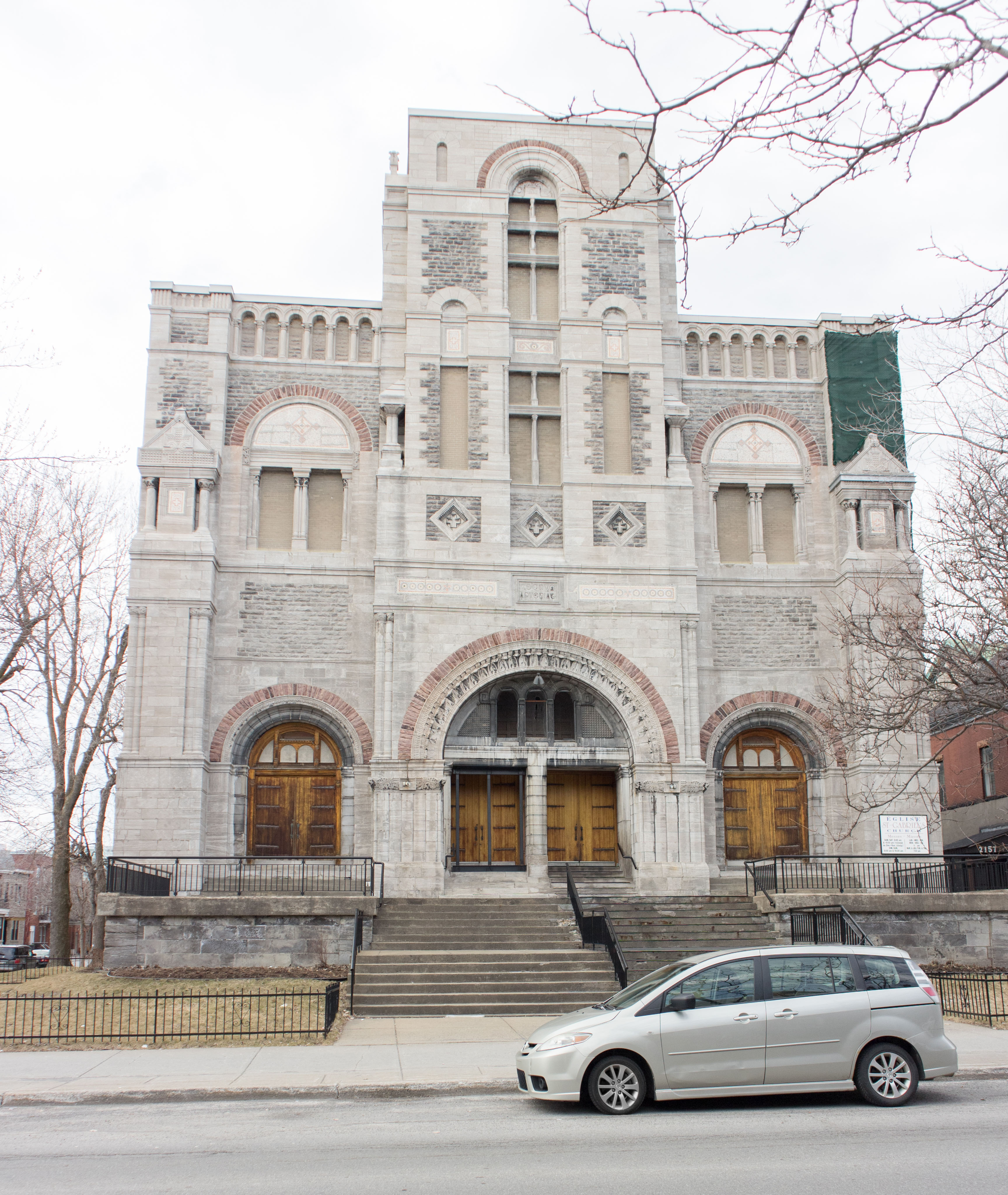 Photo couleur de la façade de l'église Saint-Gabriel