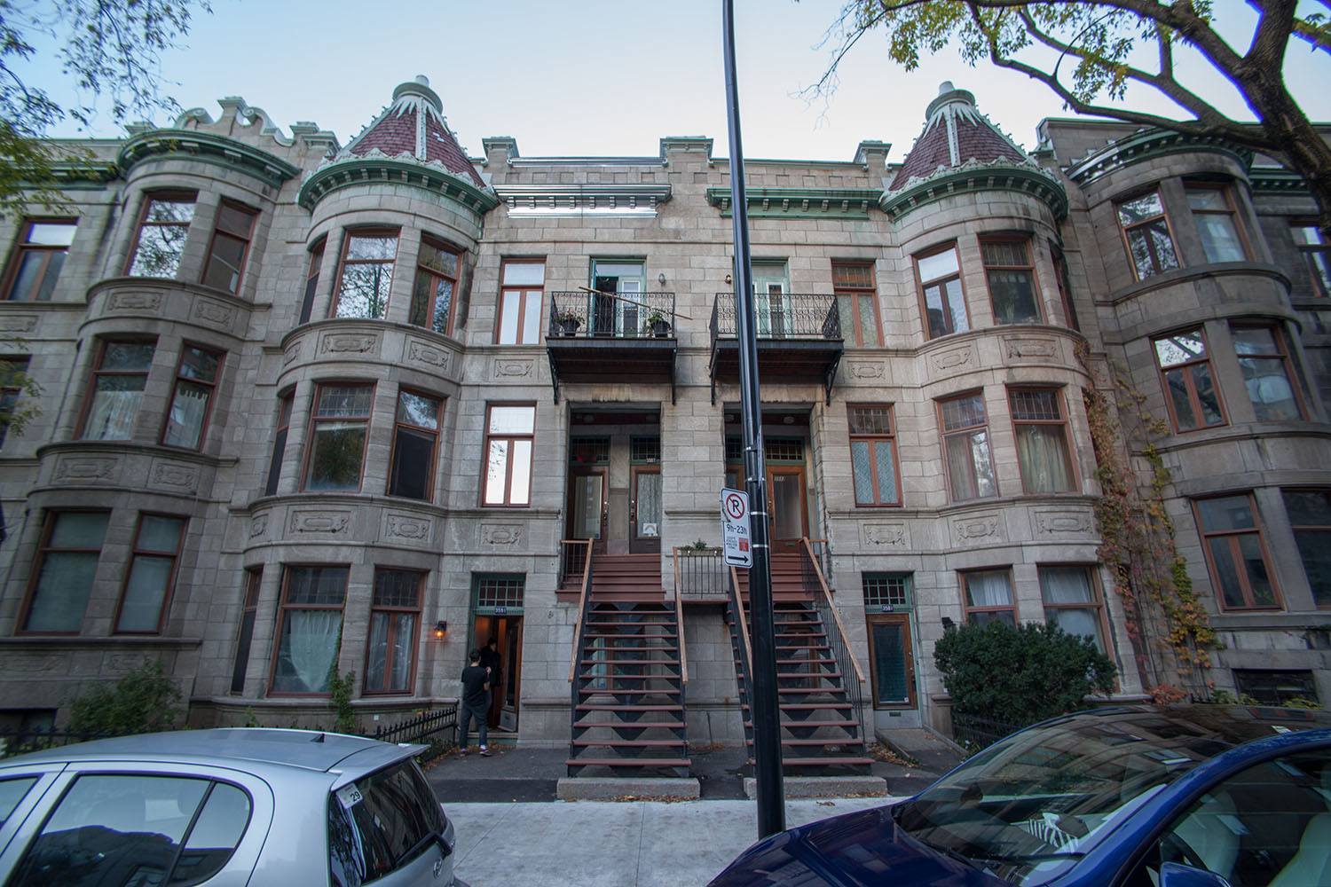 Photo couleur de maisons victoriennes de trois étages.   