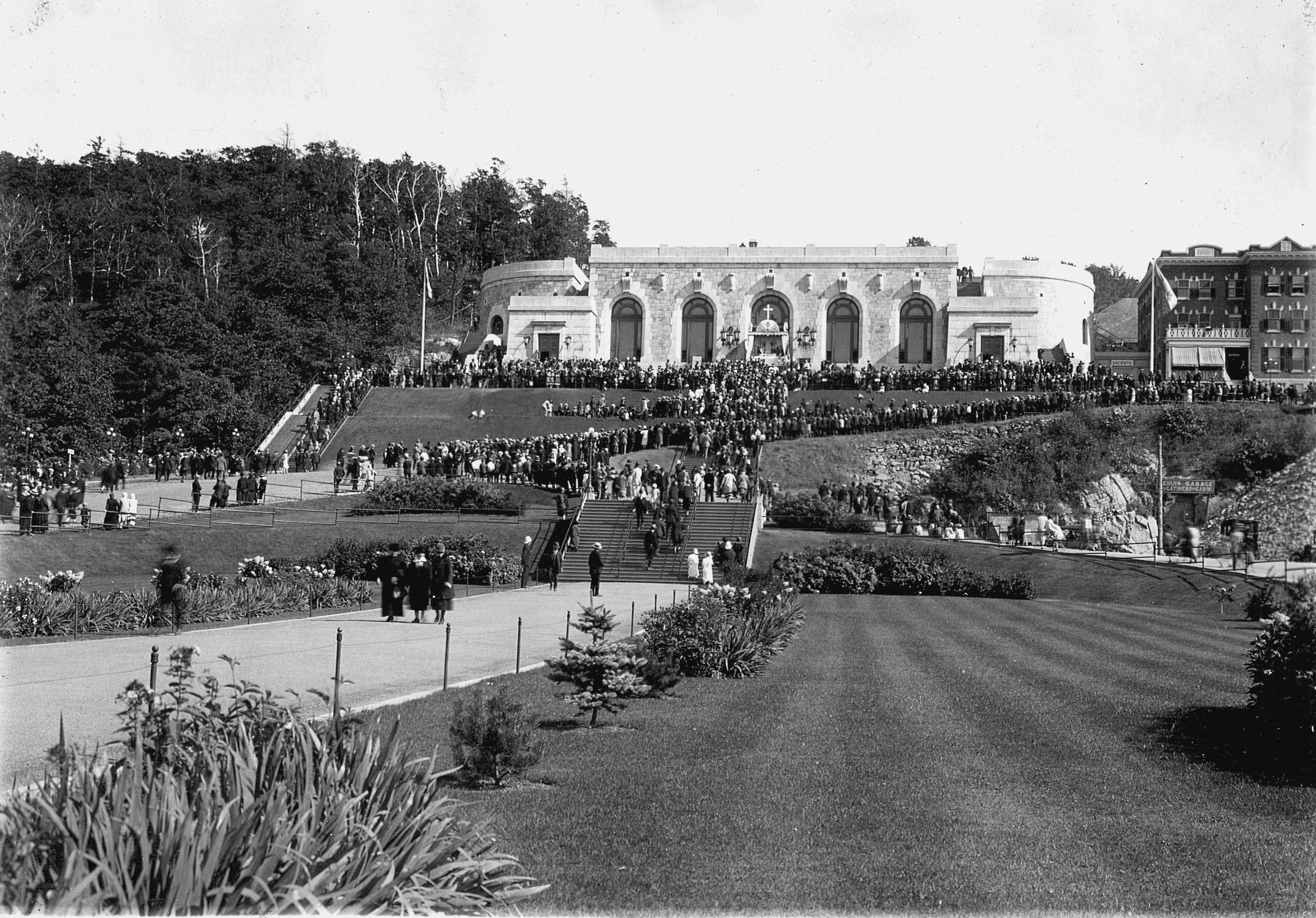 Célébrations de la fête du travail à l’Oratoire Saint-Joseph du Mont-Royal en 1925.