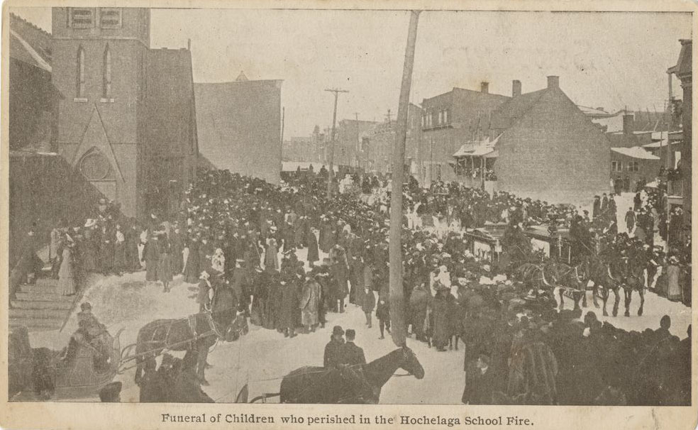 Carte postale en noir et blanc montrant une foule à l’extérieur d’une église assistant à des funérailles.