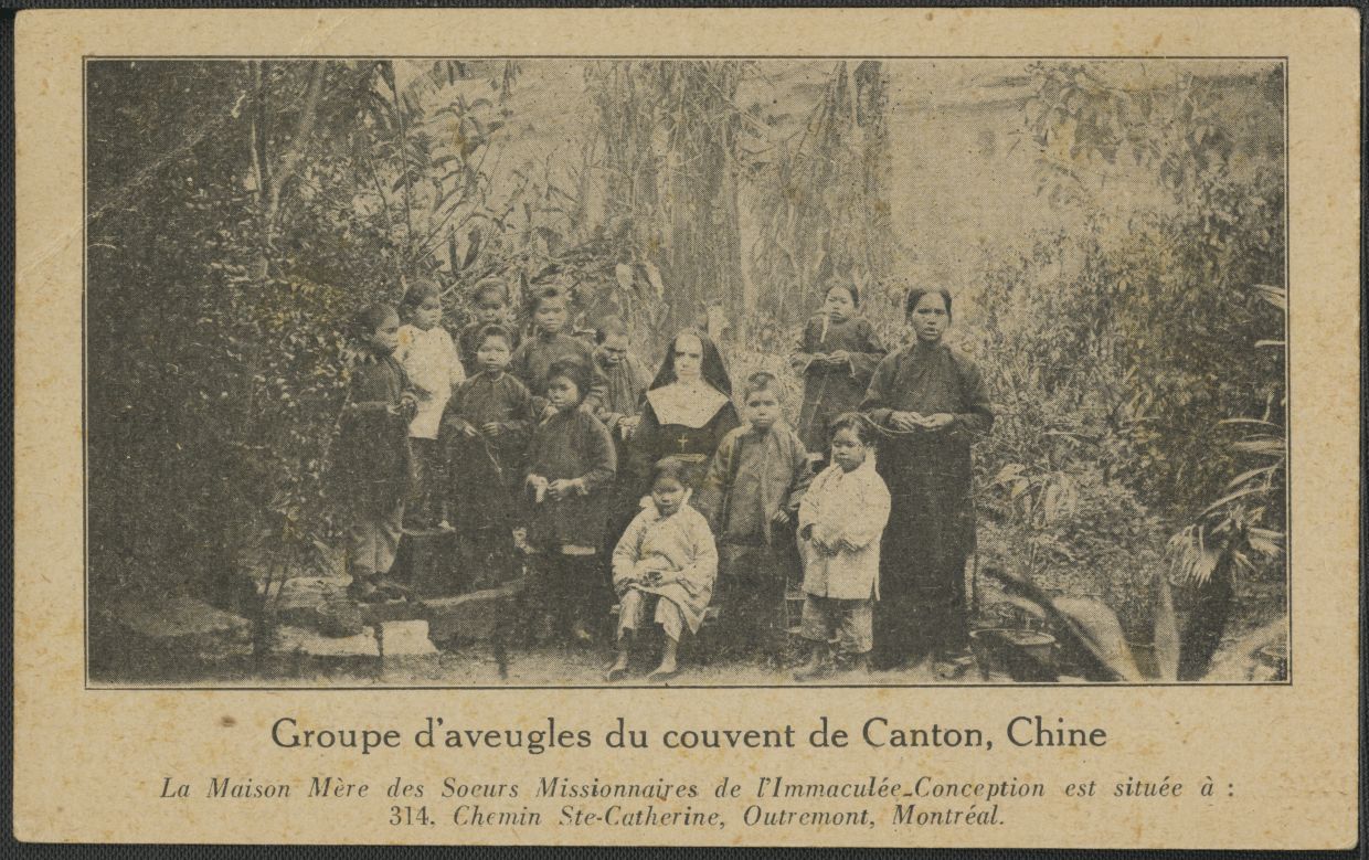 Groupe de religieuses et d'enfants aveugles à Canton. 