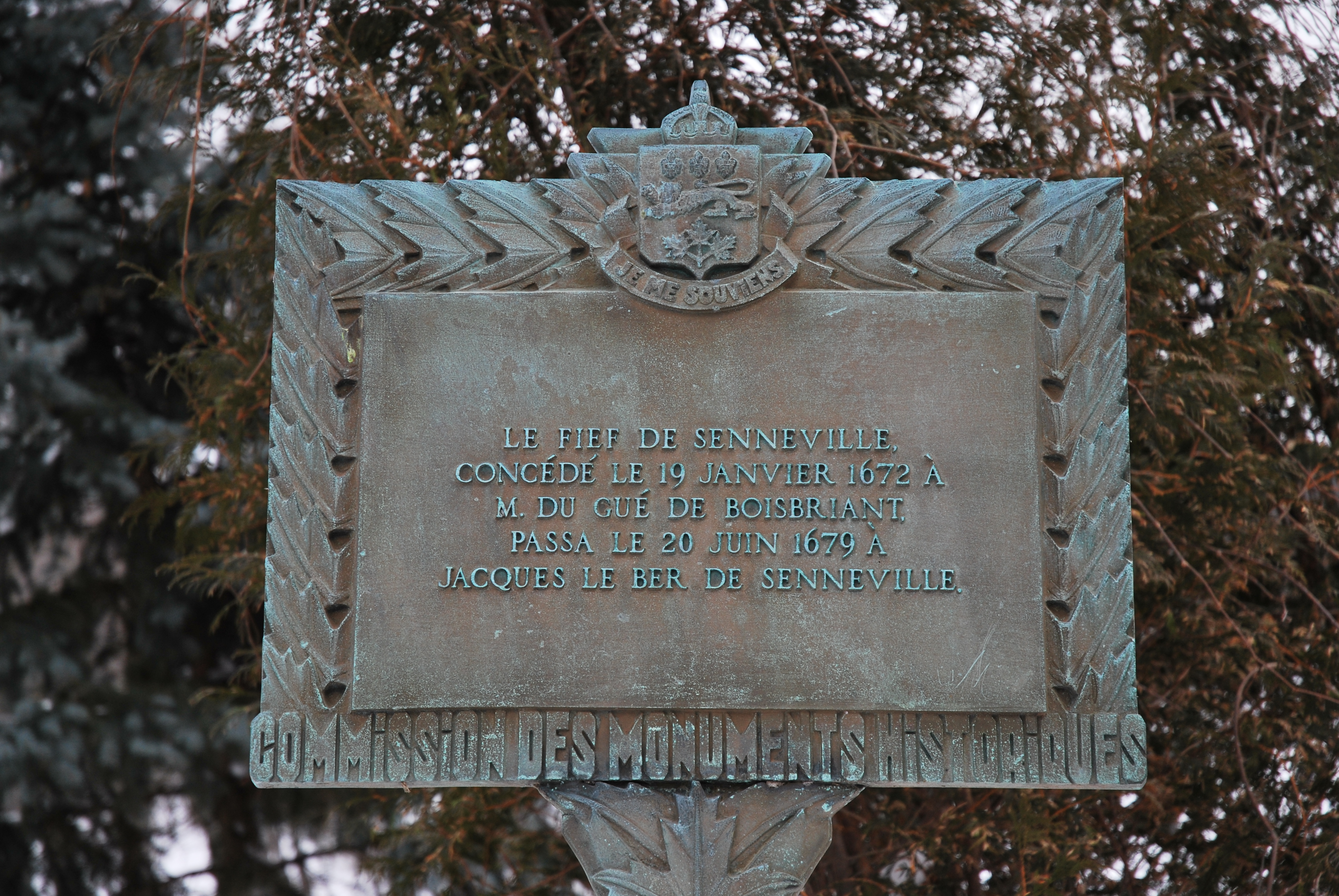 Plaque commémorative sur laquelle on peut lire "Le fief de Senneville, concédé le 19 janvier 1672 à M. Du Gué de Boisbriant, passa le 20 juin 1679 à Jacques Le Ber de Senneville