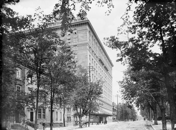 Façade du Ritz-Carlton sur Sherbrooke Ouest vers 1900-1925.