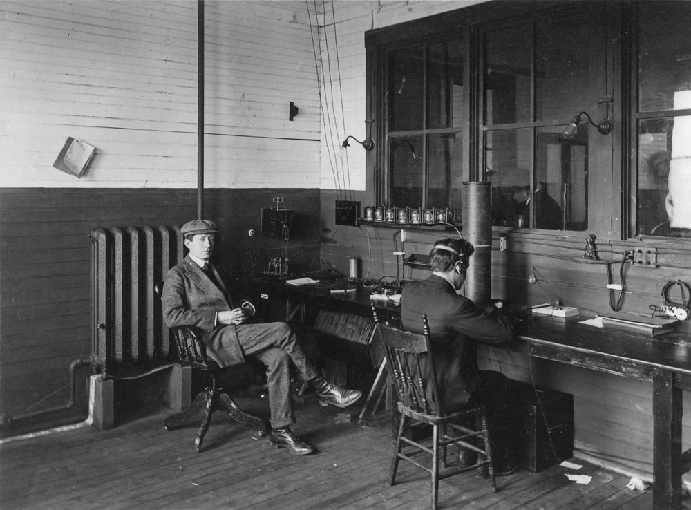 Guglielmo Marconi dans sa station de radiotélégraphie de Glace Bay en Nouvelle-Écosse en 1907.
