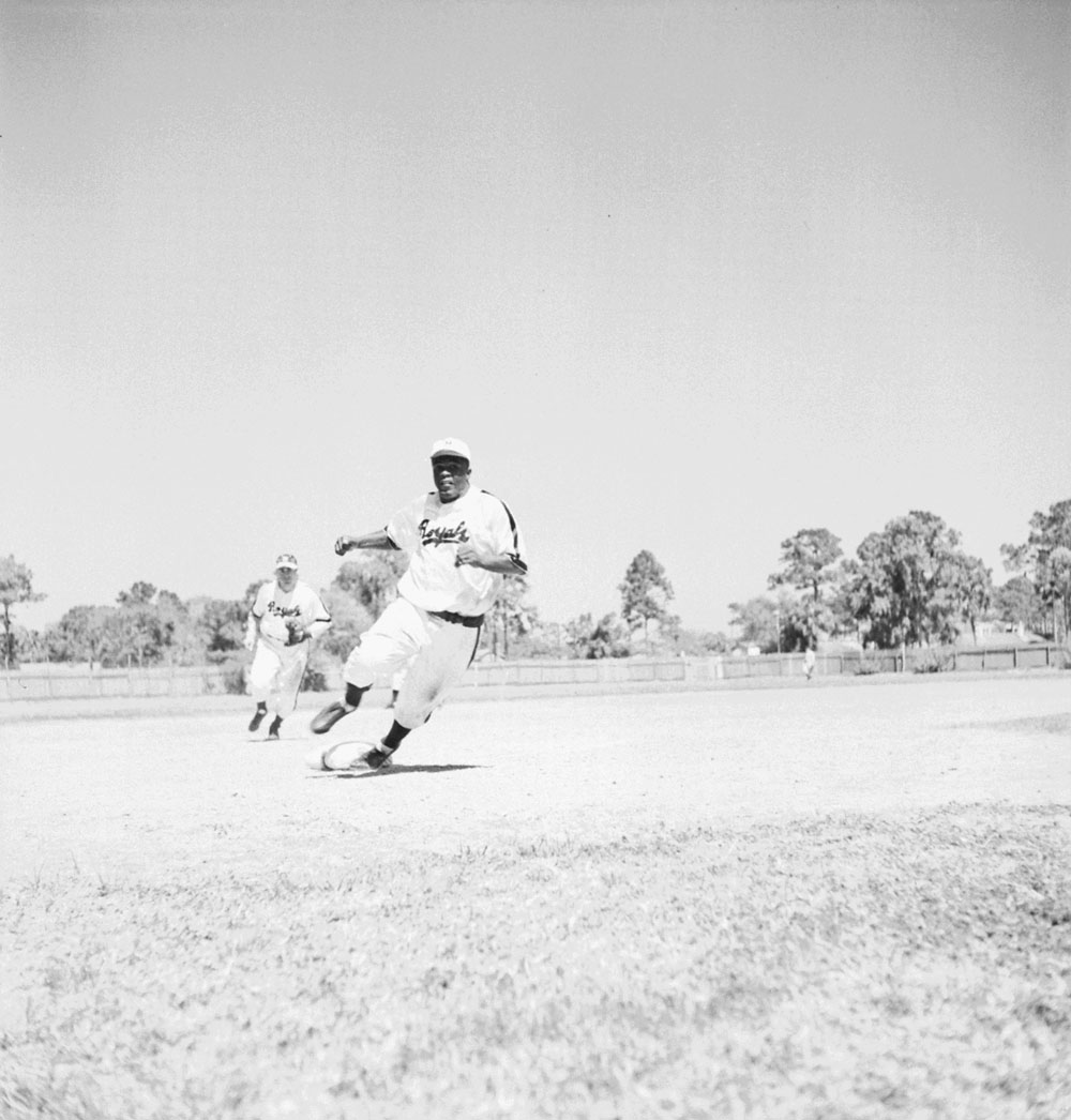 Jackie Robinson en pleine course en route vers le marbre lors d’une partie des Royaux à Daytona en Floride en 1946.