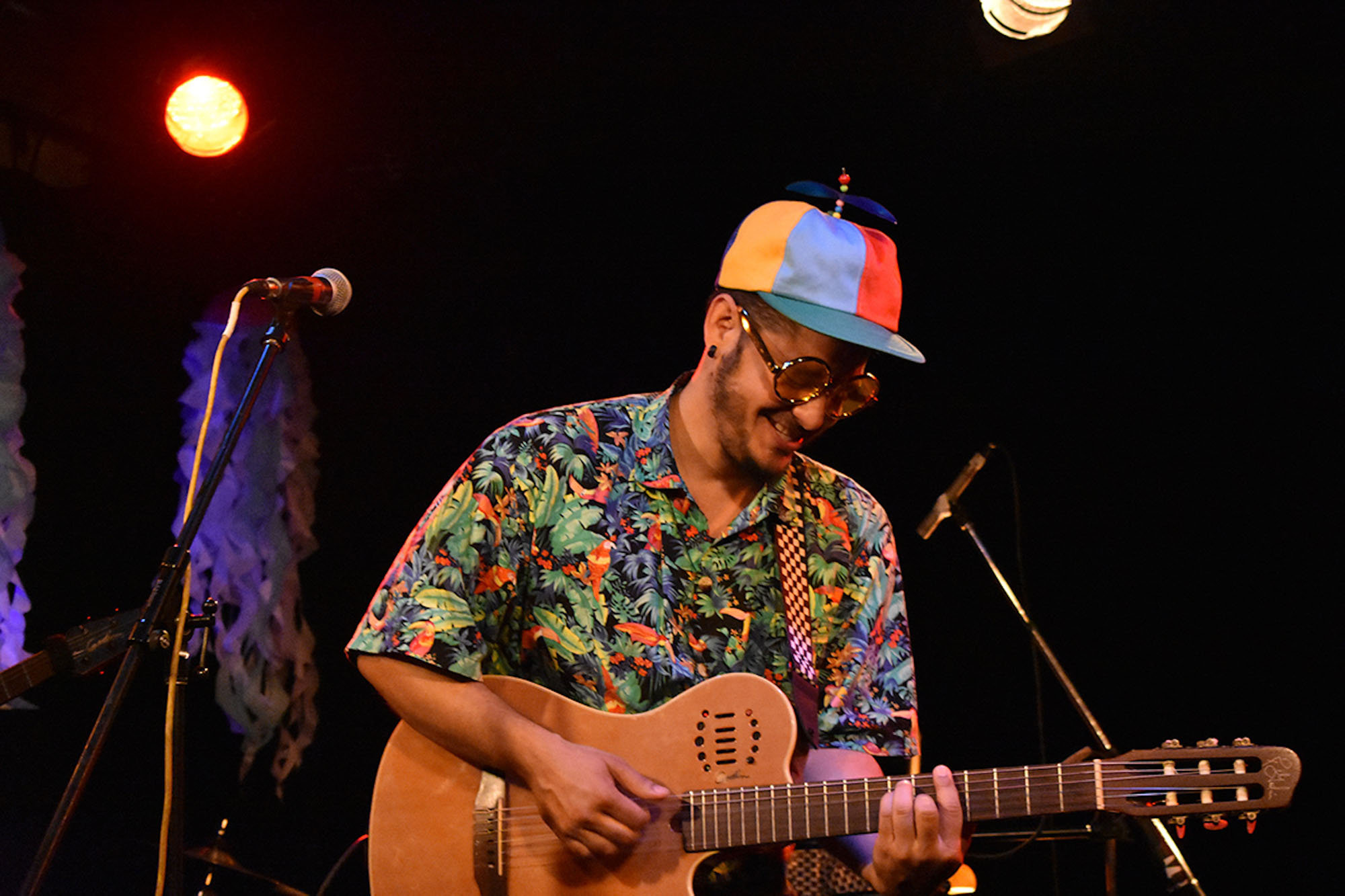 Alexander Betancourt [Ramon Chicharron] sur scène avec sa guitare