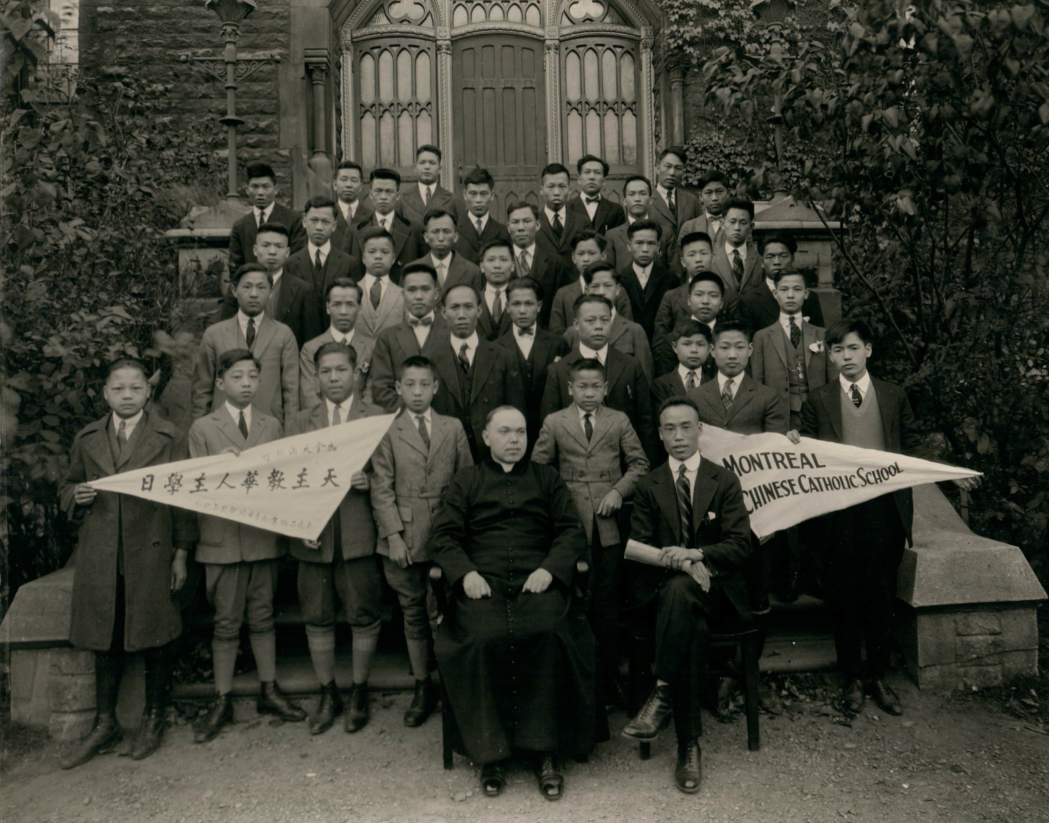 Les élèves de l’école chinoise du dimanche à l’Académie du Plateau, en compagnie de l’Abbé Roméo Caillé, chef de la mission catholique chinoise. 