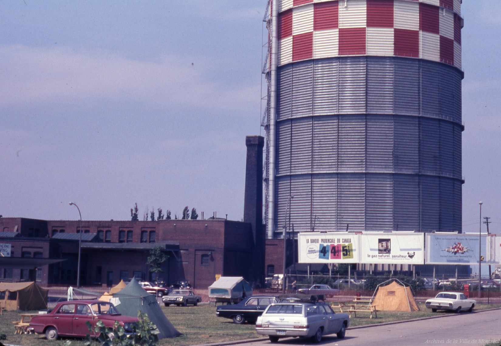Terrain de camping près d'une raffinerie au moment d'Expo 67