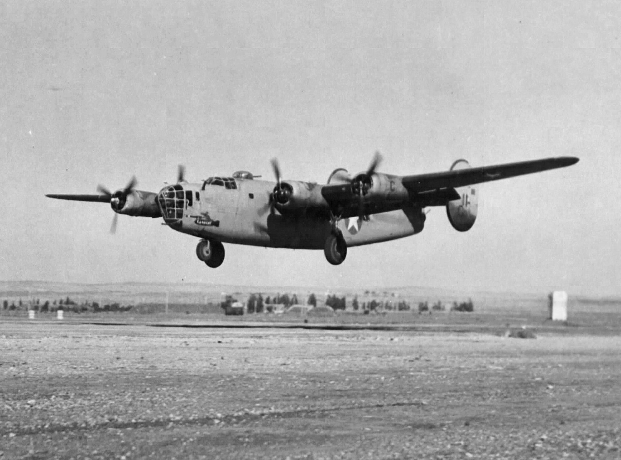 Un bombardier B-24 américain en plein vol en 1943.