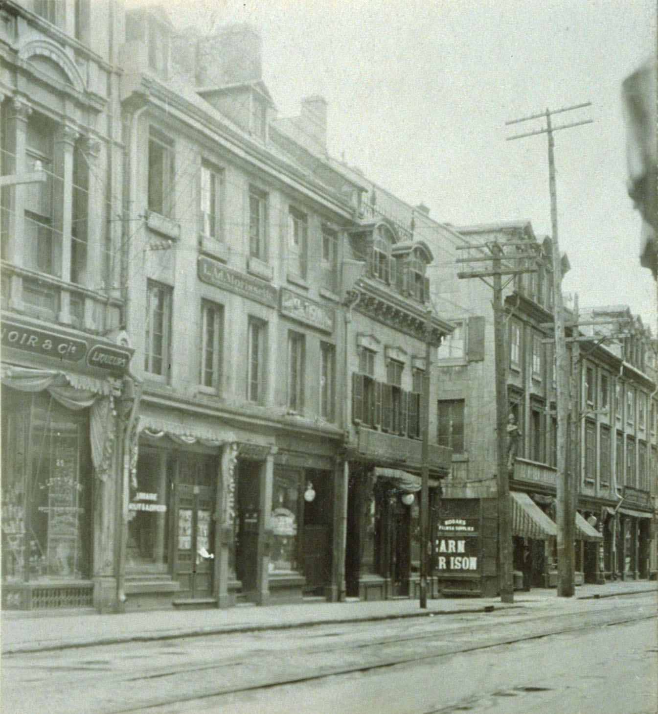 Photographie du 26-28, rue Notre-Dame Est prise vers 1910