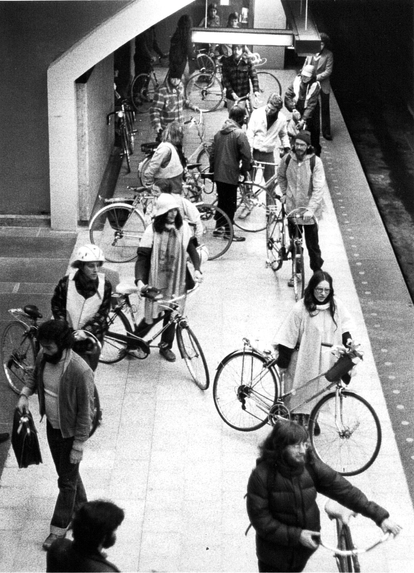 Premiere manifestation du Monde à bicyclette à l'intérieur du métro revendiquant le droit d'y transporter les bicyclettes