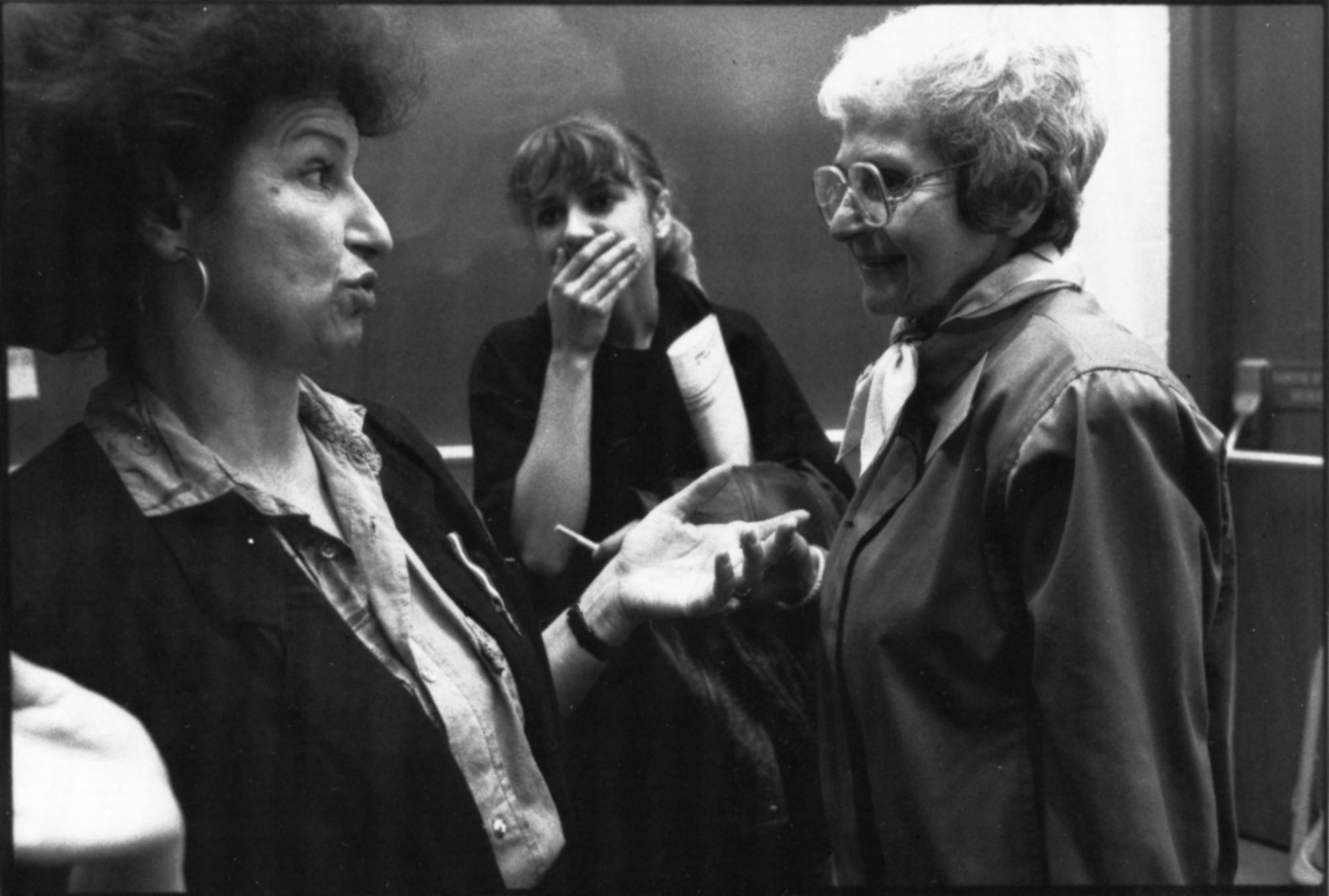 Aura Bizzarri, Madeleine Parent et une autre femme debout.