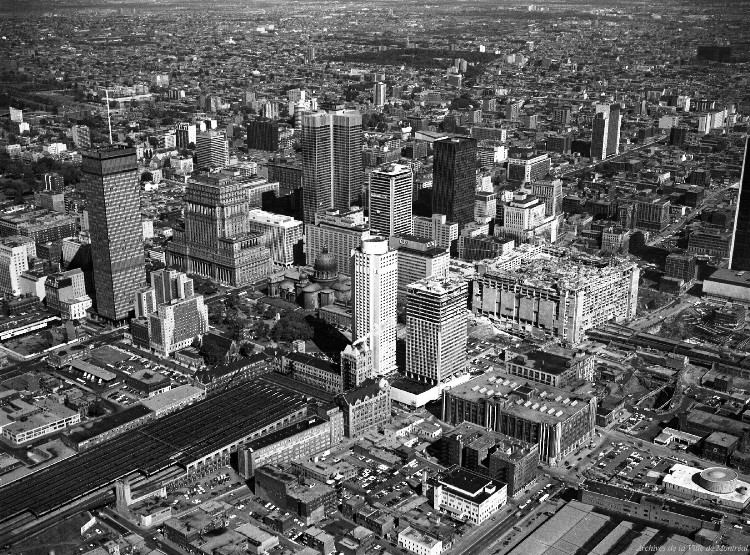 Vue aérienne de Montréal avec la gare et les chemins de fer, au centre.