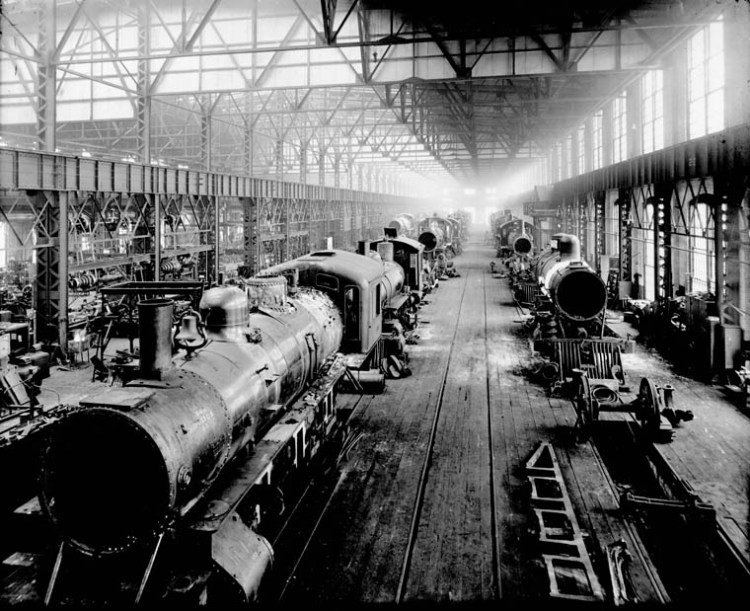 Série de locomotives dans une salle de montage de Montréal pendant la Première guerre mondiale.