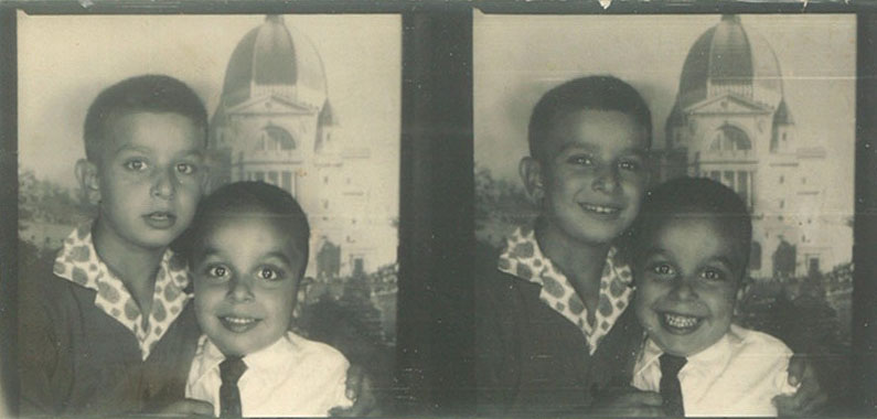 Deux photos de photomaton de deux garçons avec l'oratoire Saint-Jospeh en toile de fond
