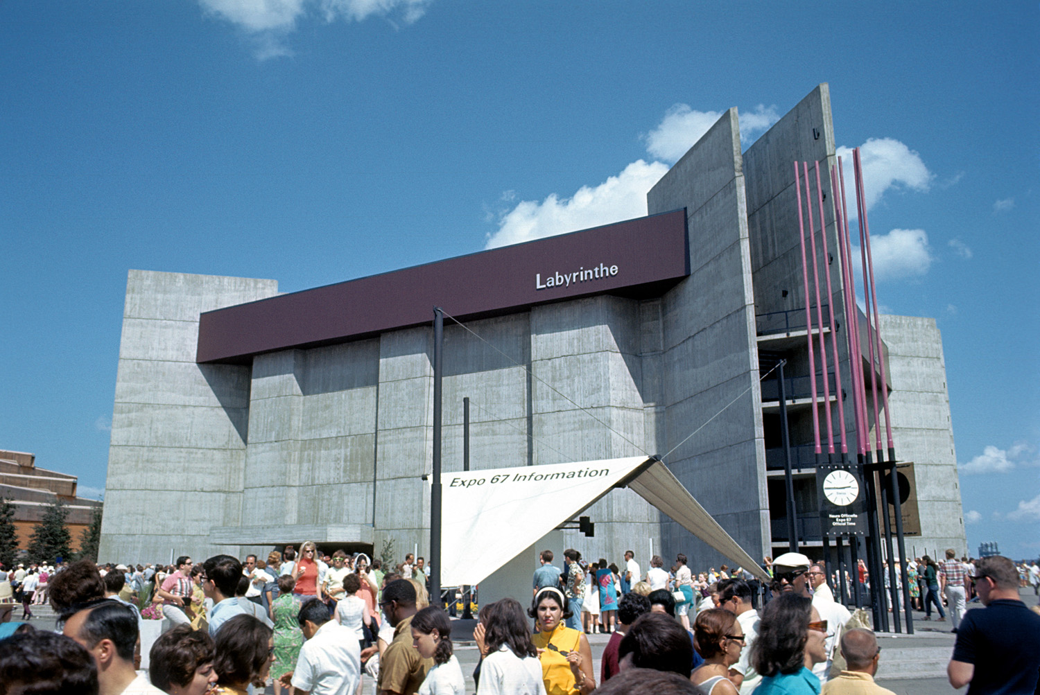 Vue d'ensemble du pavillon Labyrinthe avec une foule de visiteurs devant