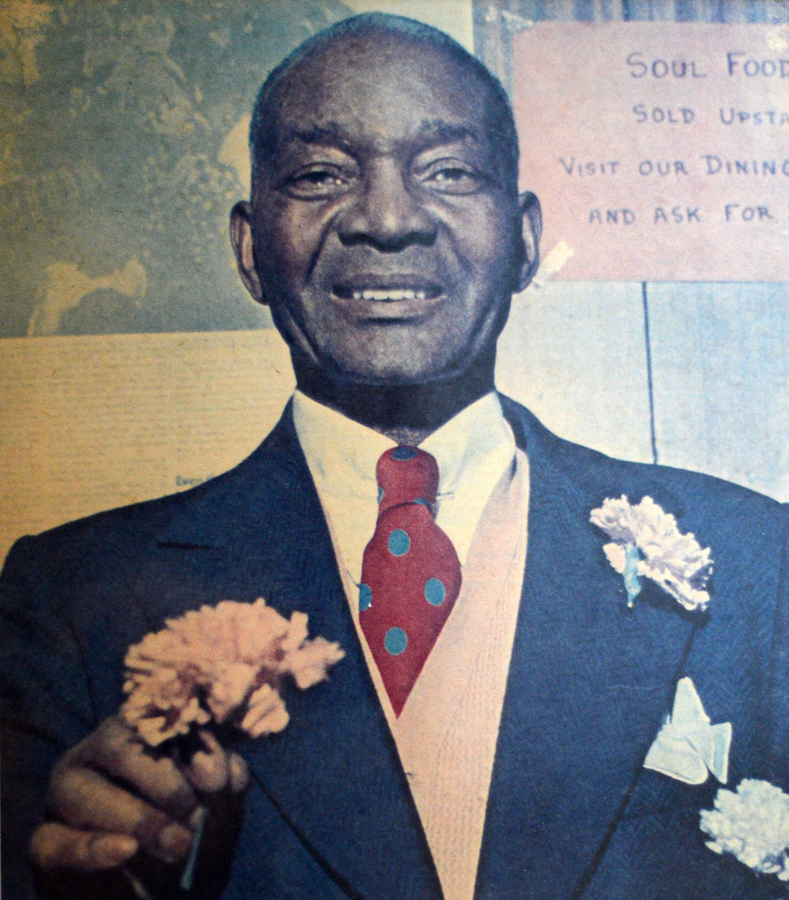 Photographie en plan rapproché poitrine illustrant un homme noir d’âge mur en complet-cravate. 