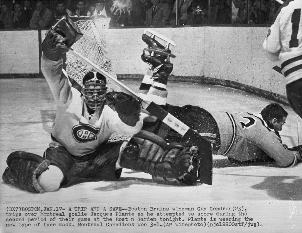 Le gardien de but des Canadiens de Montréal, Jacques Plante, en action lors d’une partie contre les Bruins de Boston le 17 janvier 1960.