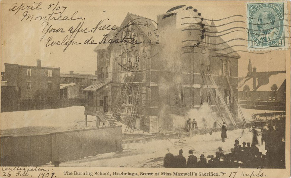 Carte postale montrant l’école Hochelaga incendiée avec les échelles des pompiers contre l’école et une foule à l’extérieur.