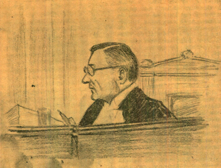 Dessin d’un homme vêtu d’une toge de juge. Il est assis derrière un bureau et est de profil avec un crayon dans les mains. 