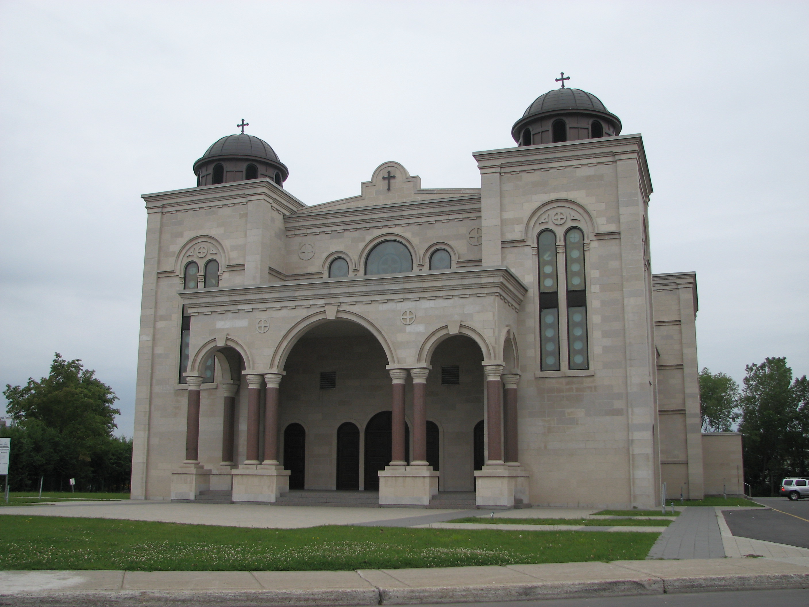 La façade de l'église Saint-Sauveur