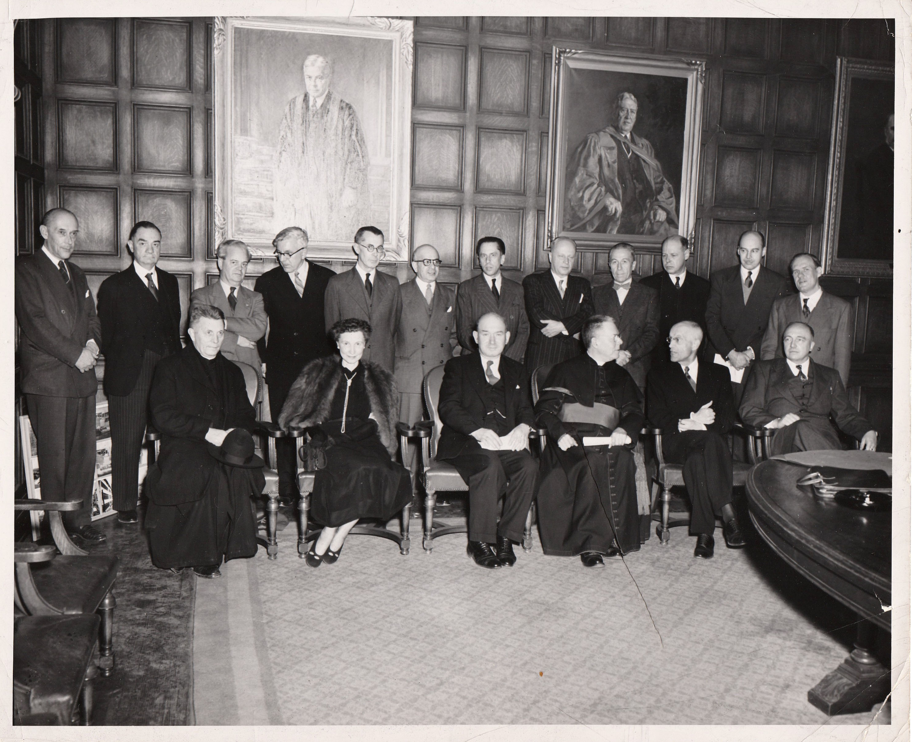 Wanda Stachiewicz (2e de la rangée du bas), assise parmi ses collègues masculins, lors d’un évènement non identifié. Il pourrait s’agir de l’inauguration de l’Institut polonais des arts et des sciences au Canada.