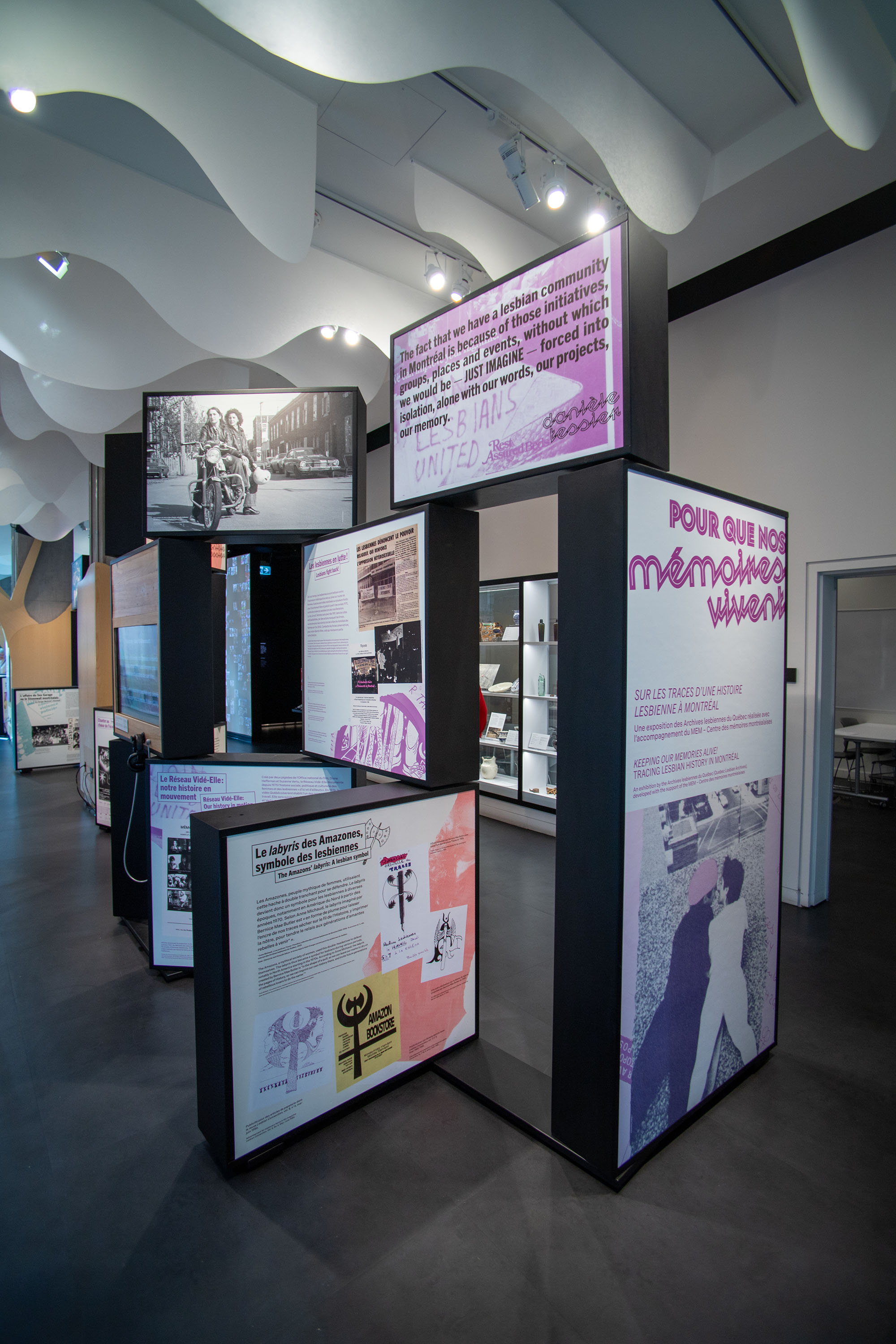 Photographie en couleur de l'exposition Pour que nos mémoires vivent! sur les traces d'une histoire lesbienne à Montréal dans le Kiosque du MEM