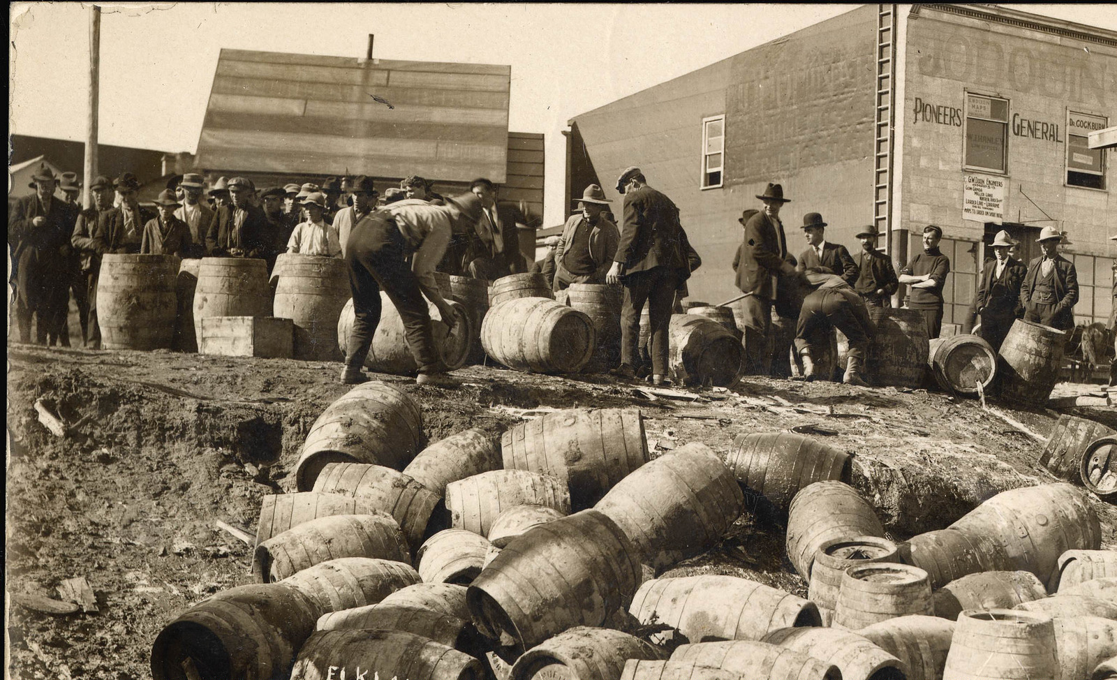 Barils d’alcool vidés de leur contenu lors de la prohibition en Ontario.