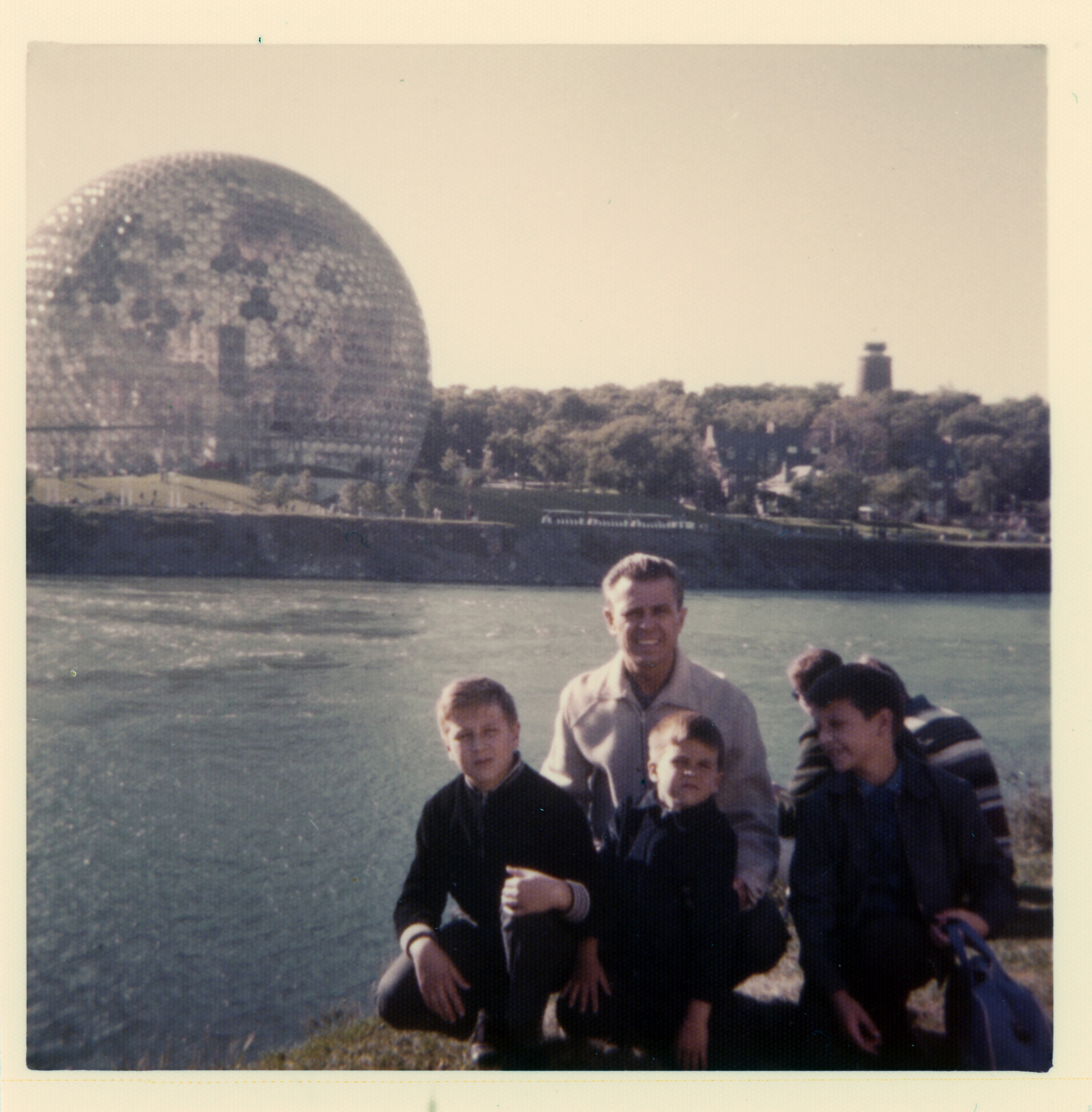La famille Taillefer avec le pavillon des États-Unis à l’arrière-plan