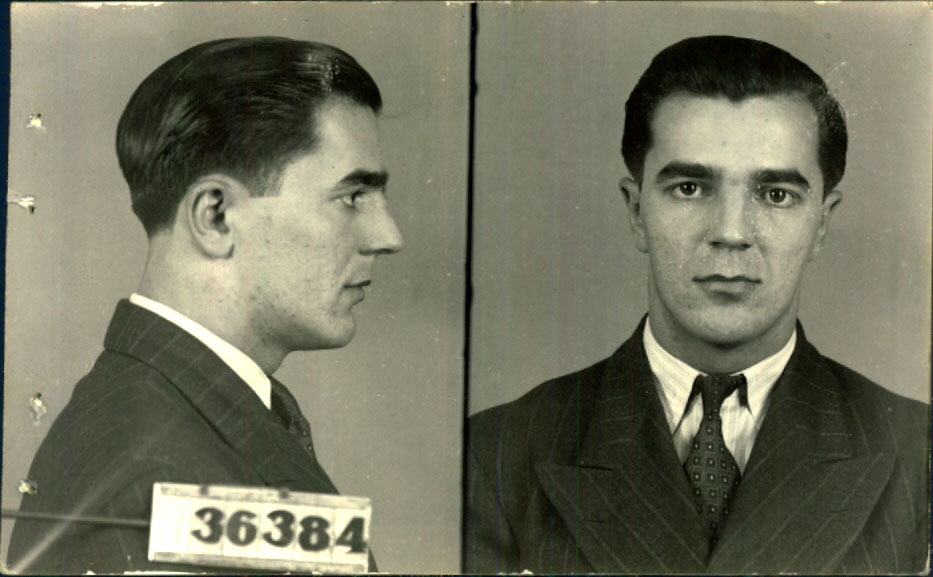 Photographie de profil et de face d’un homme portant un complet.