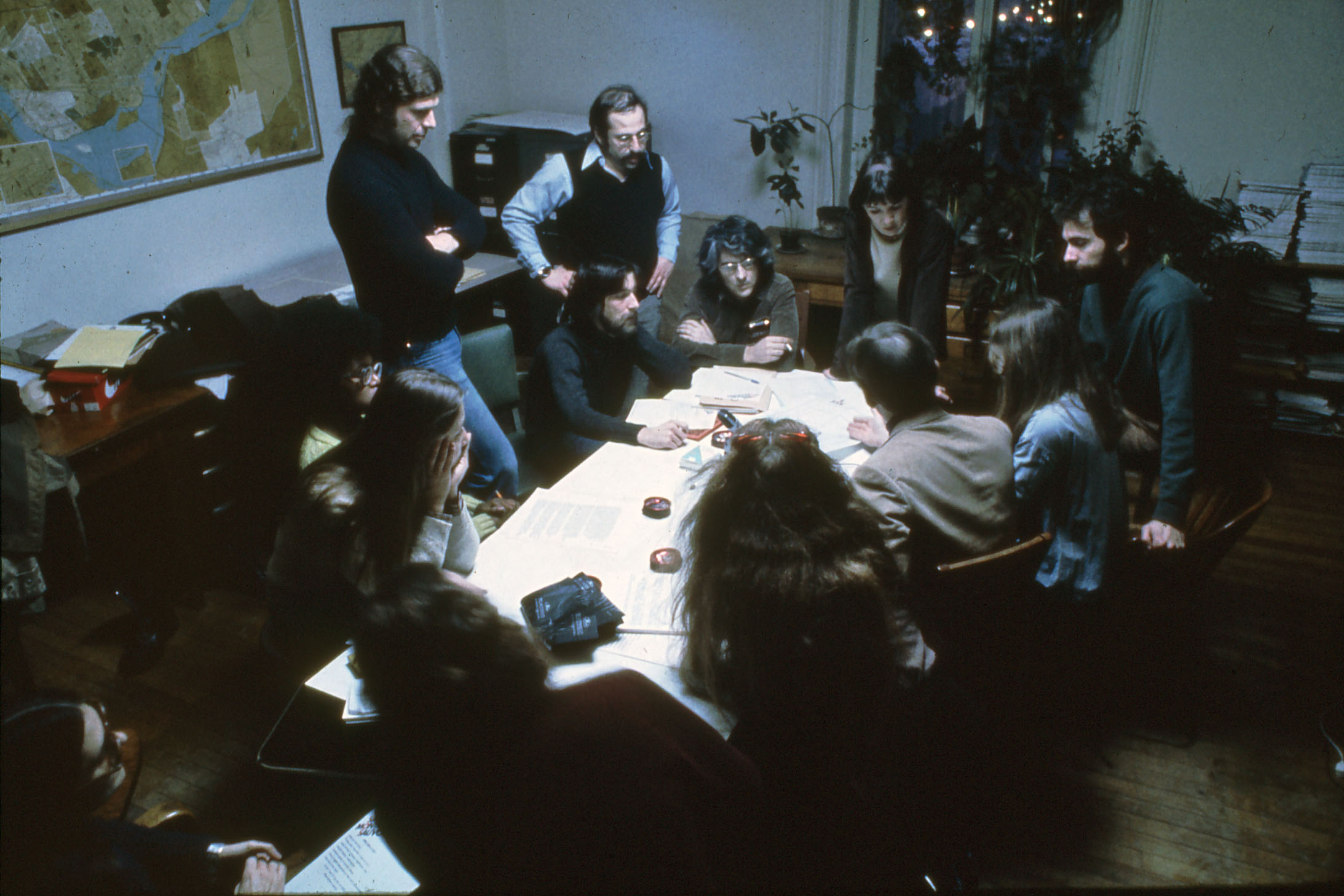Une dizaines de femmes et d’hommes en réunion autour d’une table