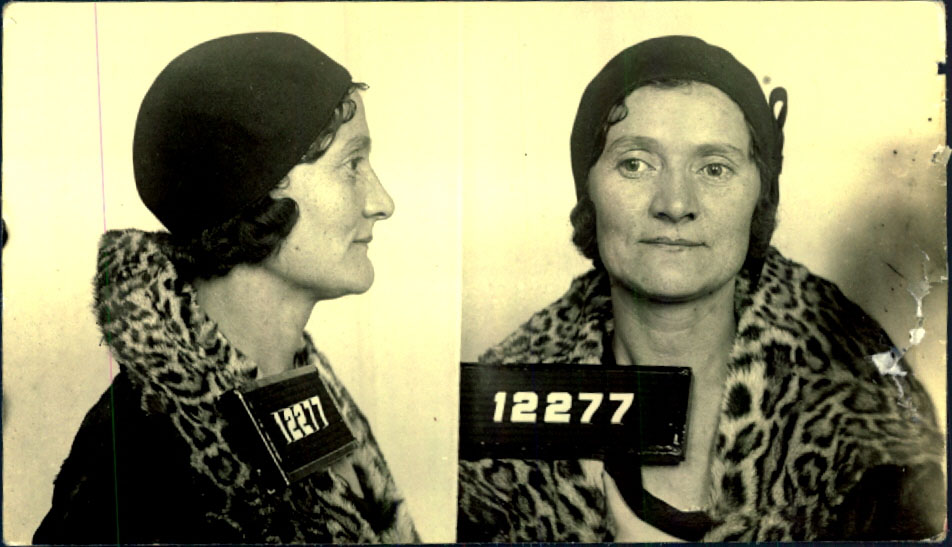 Photographie de profil et de face d’une femme portant un chapeau et un manteau dont le col est orné d’une fourrure à motif léopard.