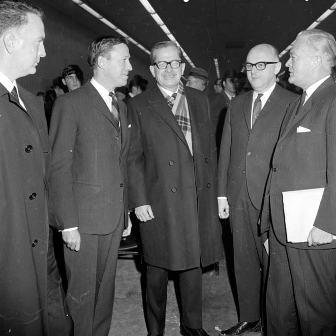 Photo de cinq hommes dont Daniel Johnson, Jean Drapeau et Jean Lesage lors de l'inauguration du pont-tunnel
