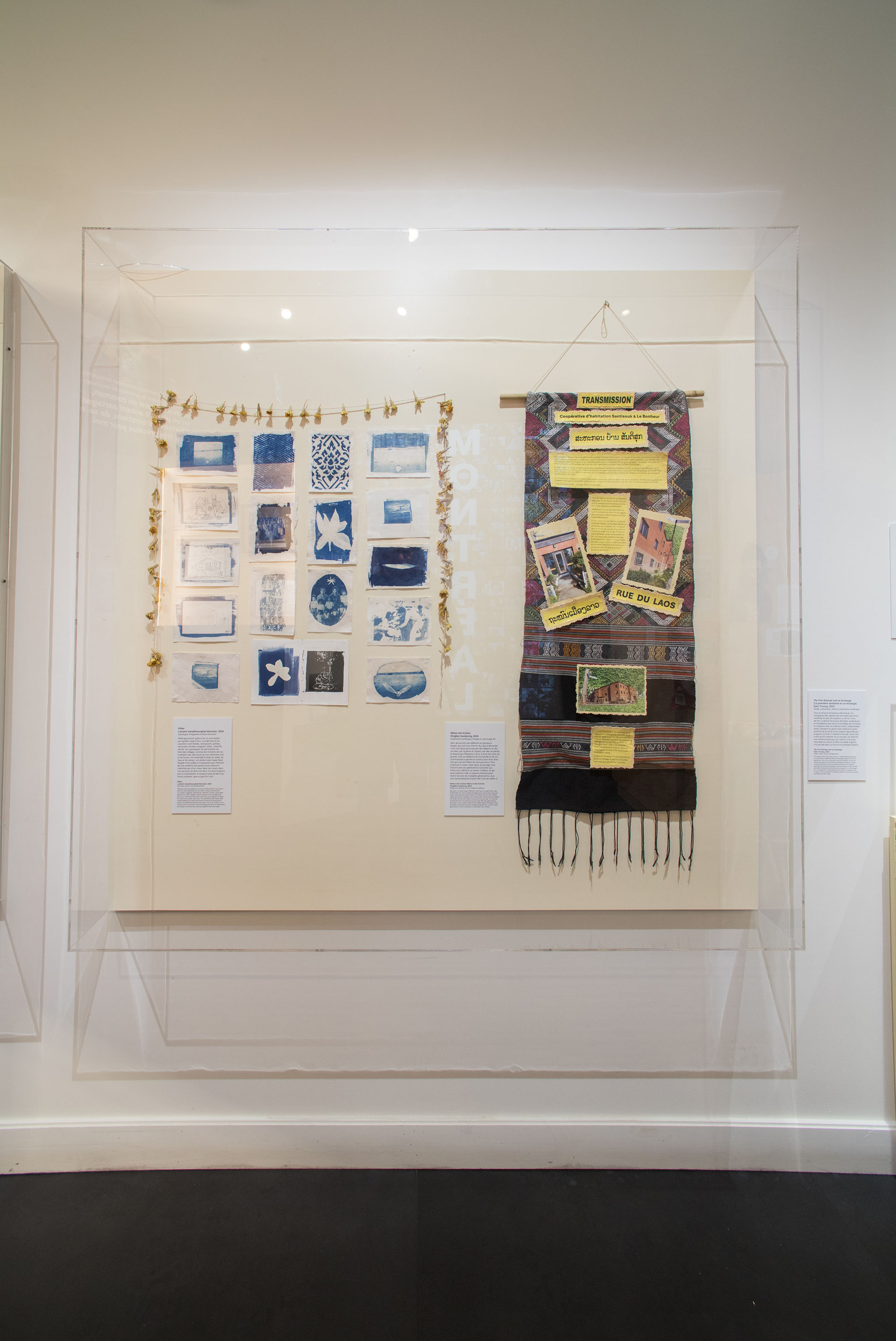 Vitrine murale avec deux œuvres artistiques.