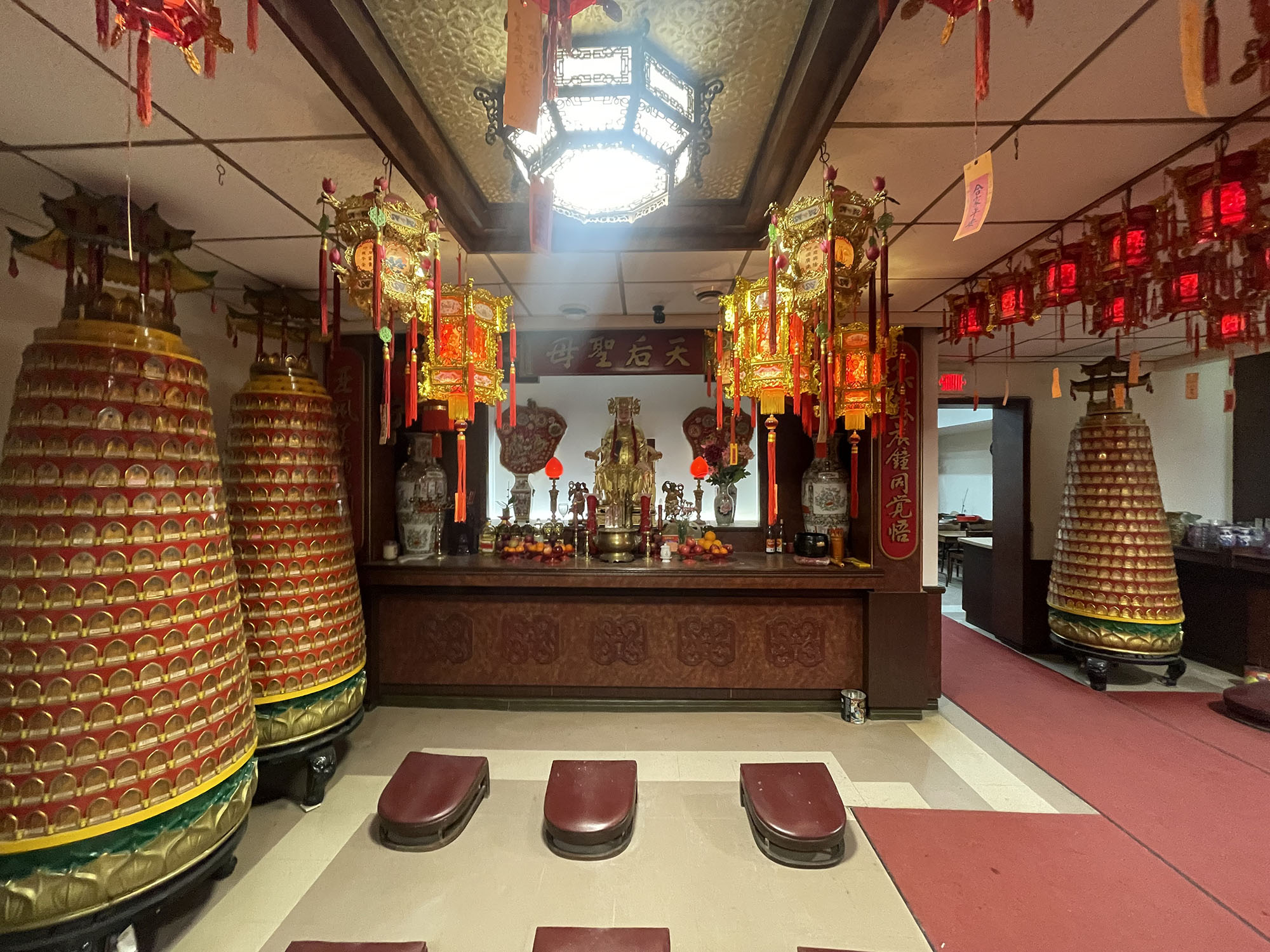 Photo couleur de l’intérieur d’une pagode