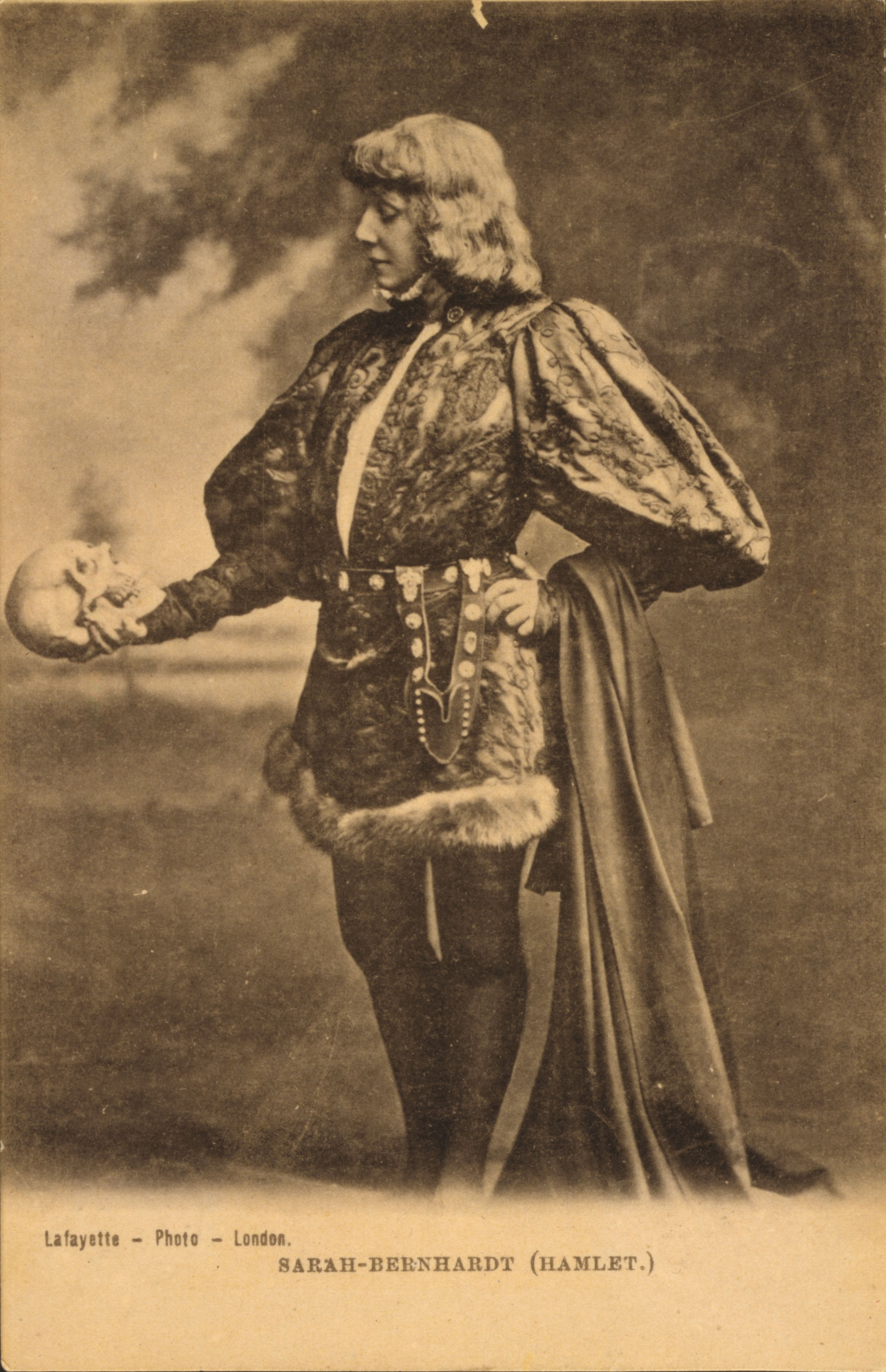 Sarah Bernhardt dans le rôle d’Hamlet en 1899.