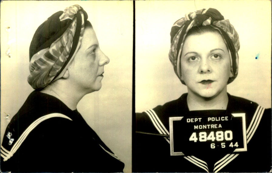 Photographie de profil et de face d’une femme avec un fichu sur la tête et portant une robe d’inspiration marine.