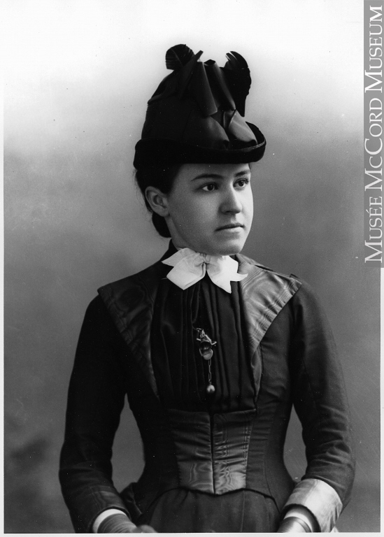 Jeune femme portant un chapeau noir