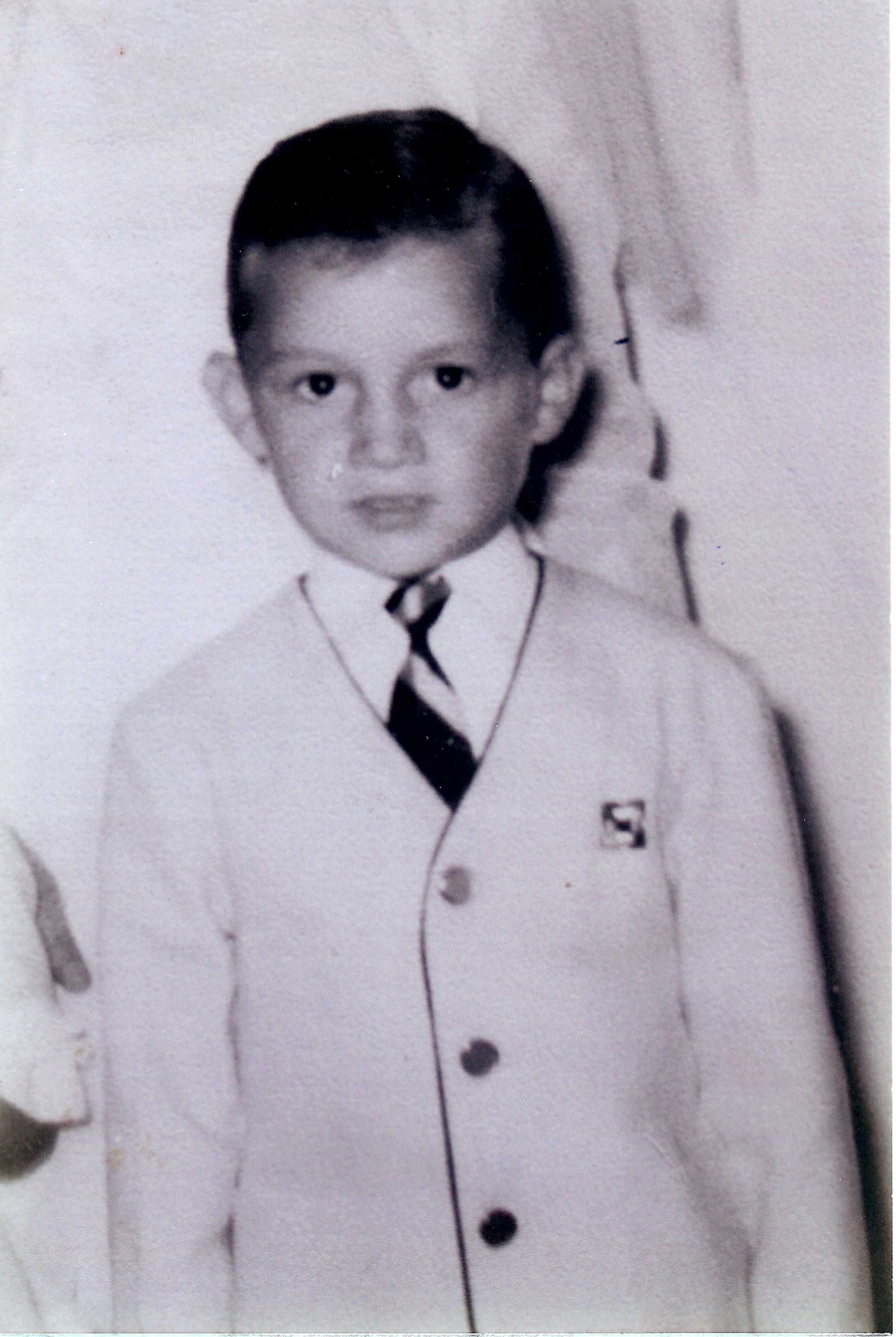 Photo de Michel Barrette enfant portant un veston et une cravate
