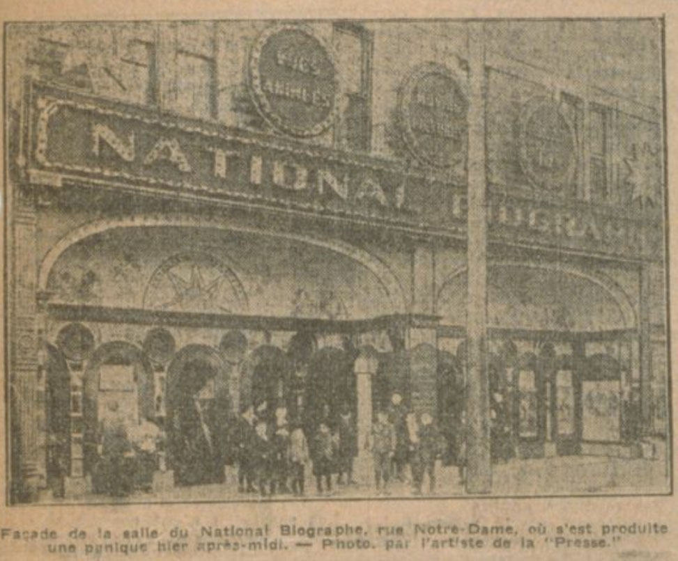 Coupure de journal montrant une photo d’une façade d’un théâtre avec des gens sur le trottoir et la légende de la photo. 