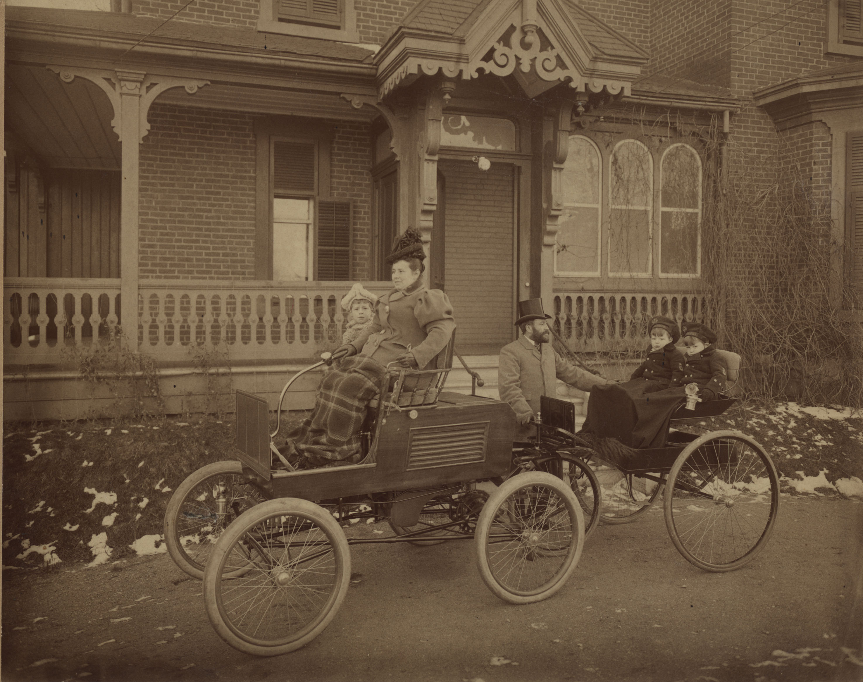 cal-Henri Dandurand et sa famille posant avec la première voiture à Montréal.