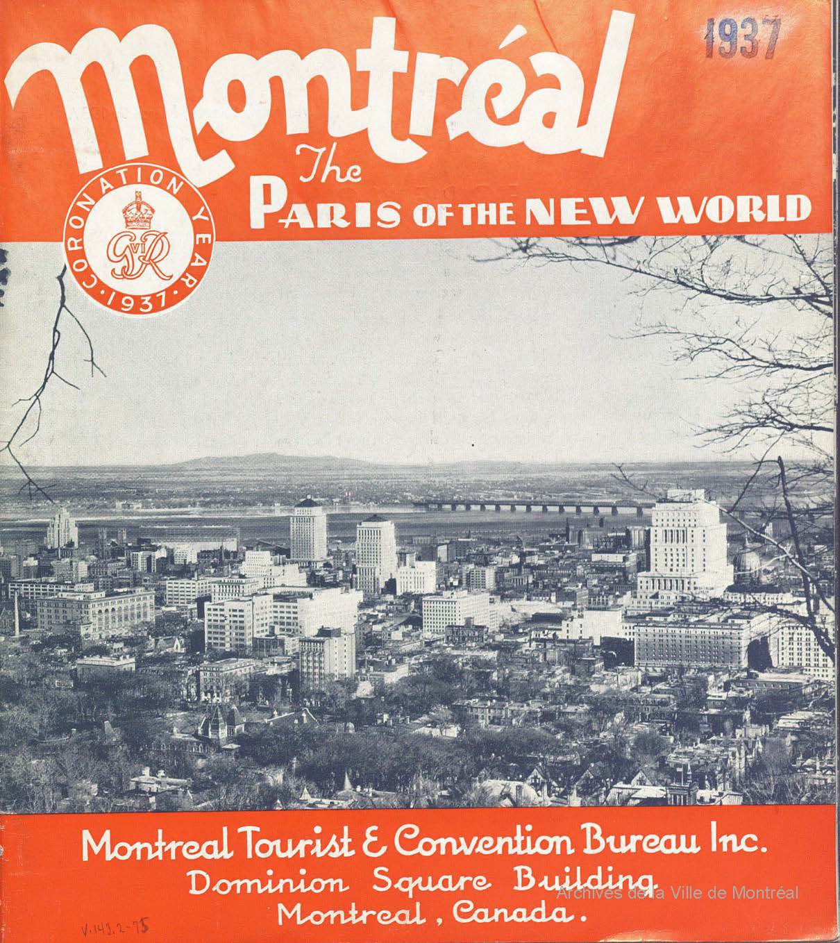 Brochure avec des bandes rouges dans le haut et le bas de la page couverture. Au centre, il y a une photographie en noir et blanc du centre-ville de Montréal.