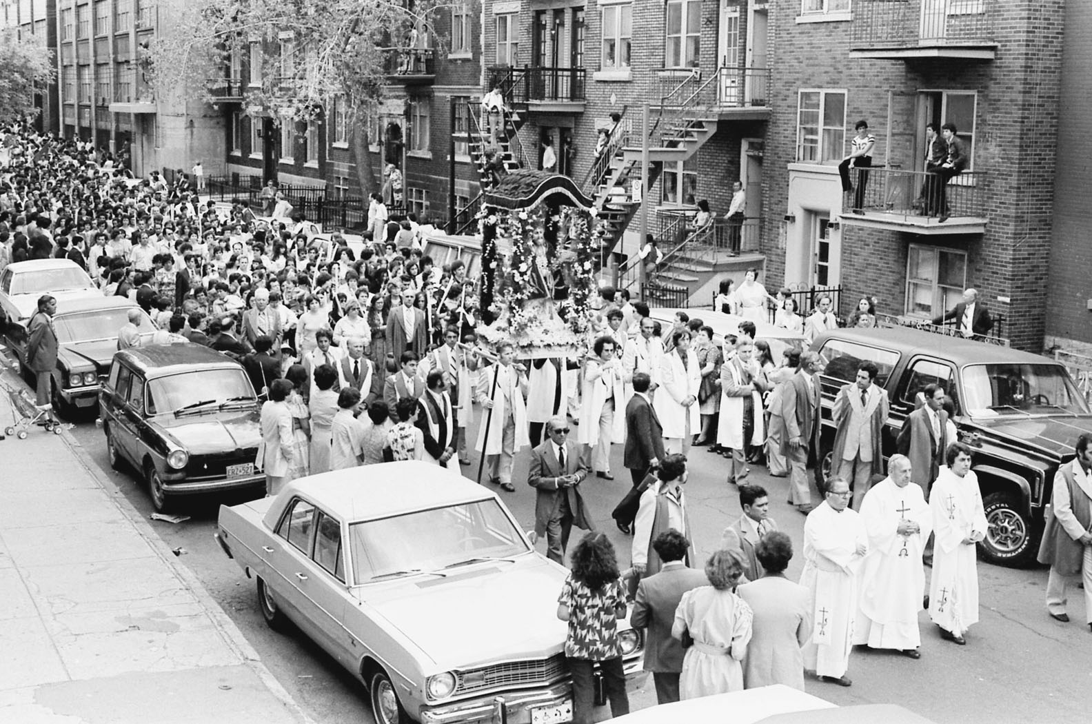 Procession du Santo Cristo dans une rue de Montréal dans les années 1960-1970.