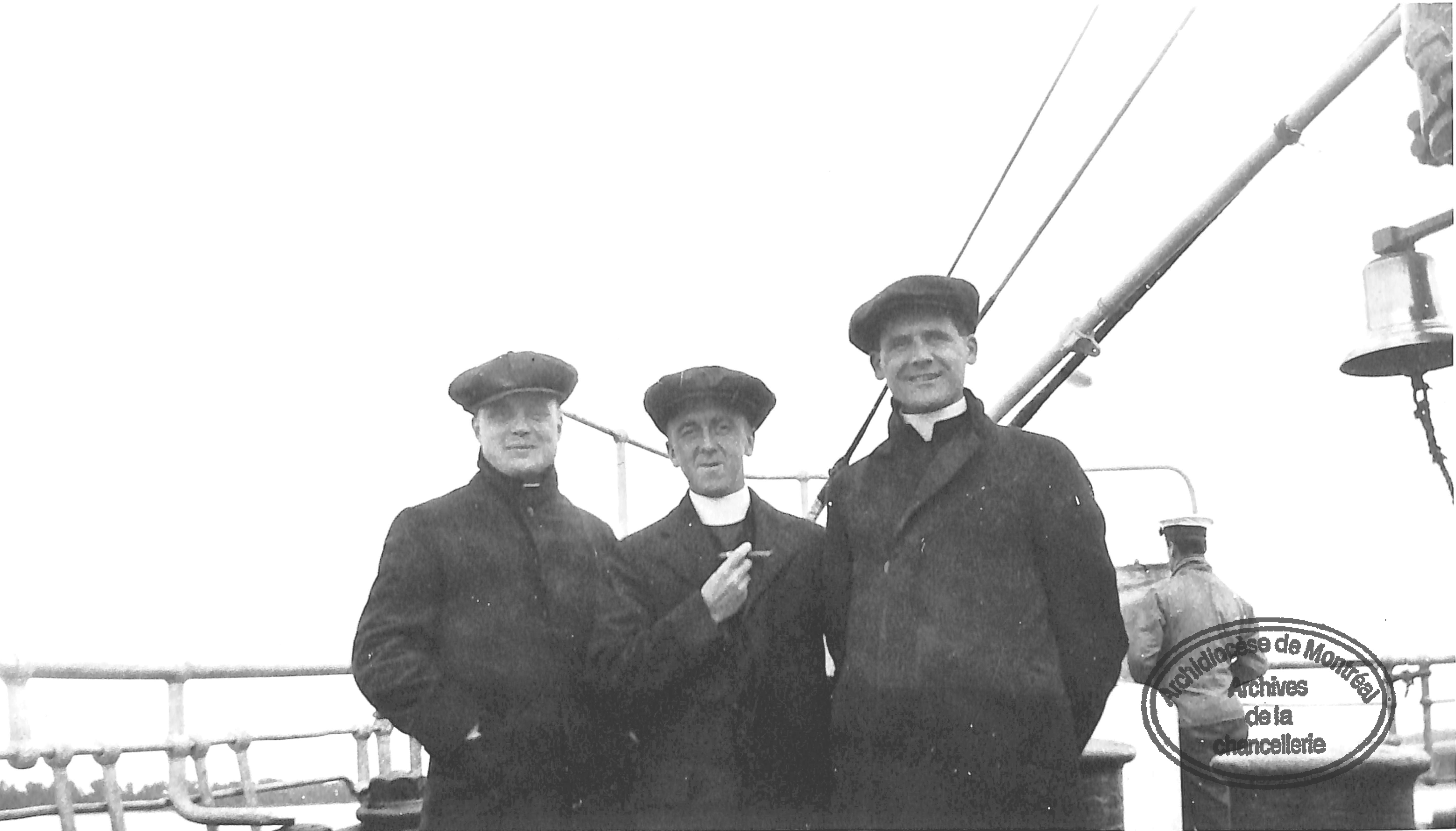 Paul-Émile Léger et deux confrères sulpiciens, Irénée Sauvé et Jean Demers, à bord d’un paquebot en route pour étudier en France (1929).