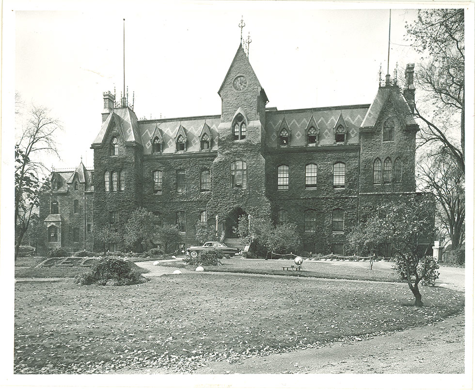 L’Académie commerciale catholique de Montréal (aussi appelée Académie du Plateau) était située au 117 rue Sainte-Catherine Ouest.